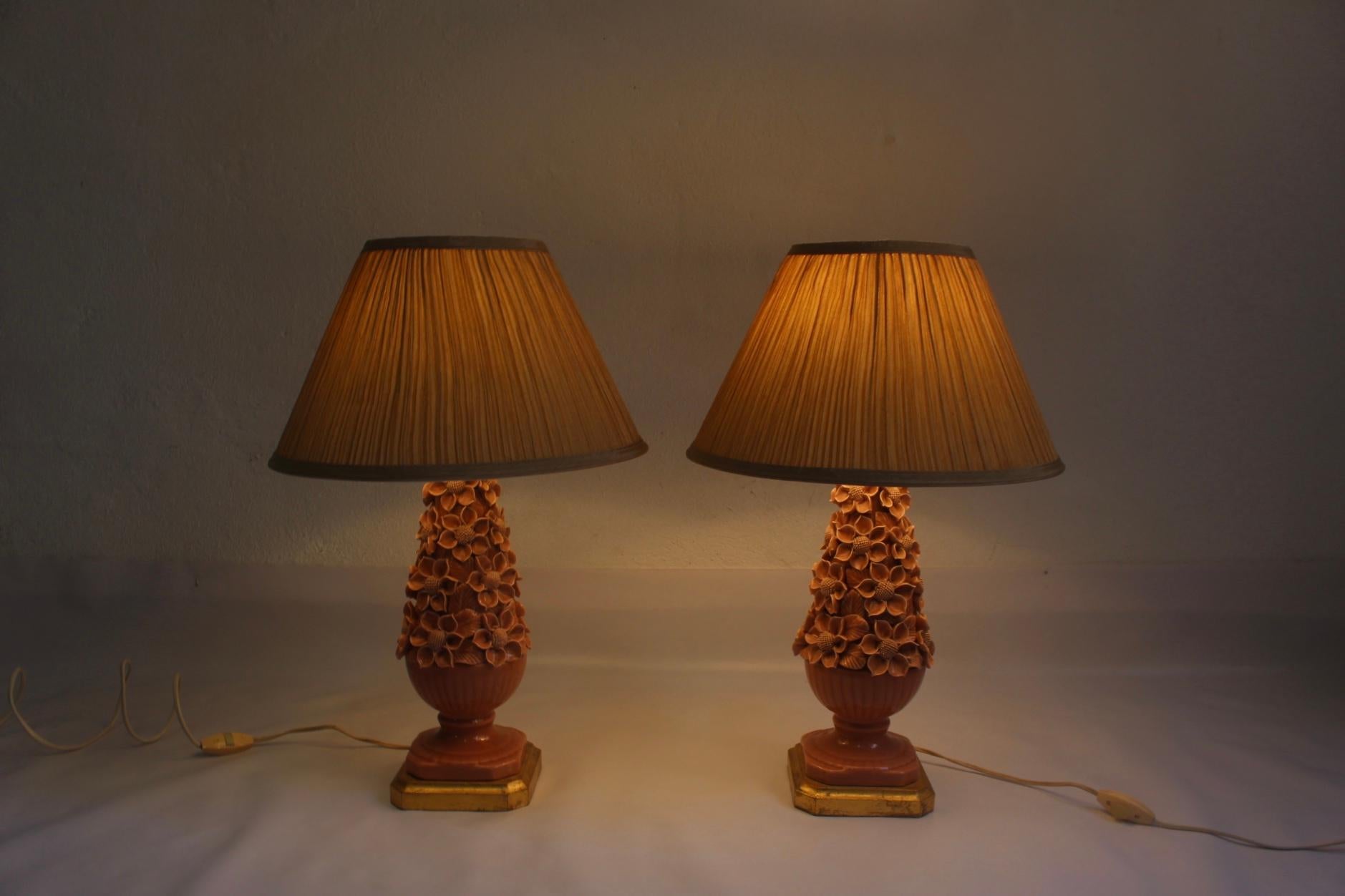 Mid-Century Modern Set of 2 Ceramic Manises Flower Table Lamps in Salmon Color, 1950s For Sale
