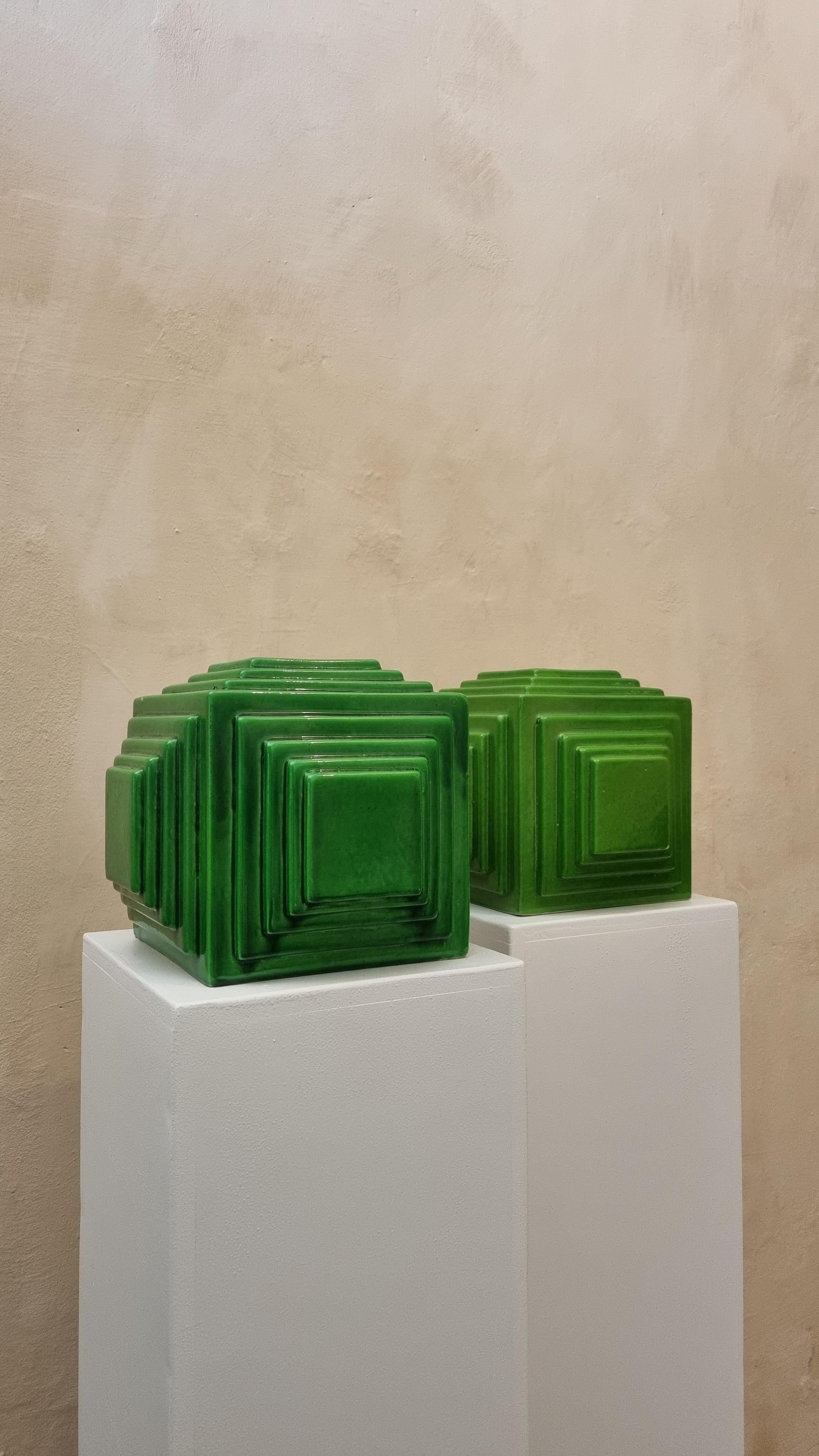 Satz von 2 Keramik-Pflanzgefäßen, hergestellt von Ceramiche Bitossi Montelupo, 70er Jahre.
Glasierte Keramik, grüner Bilddekor.
Jedes von Bitossi geschaffene Werk folgt einem sehr komplexen Arbeitsprozess, sowohl im formalen als auch im dekorativen