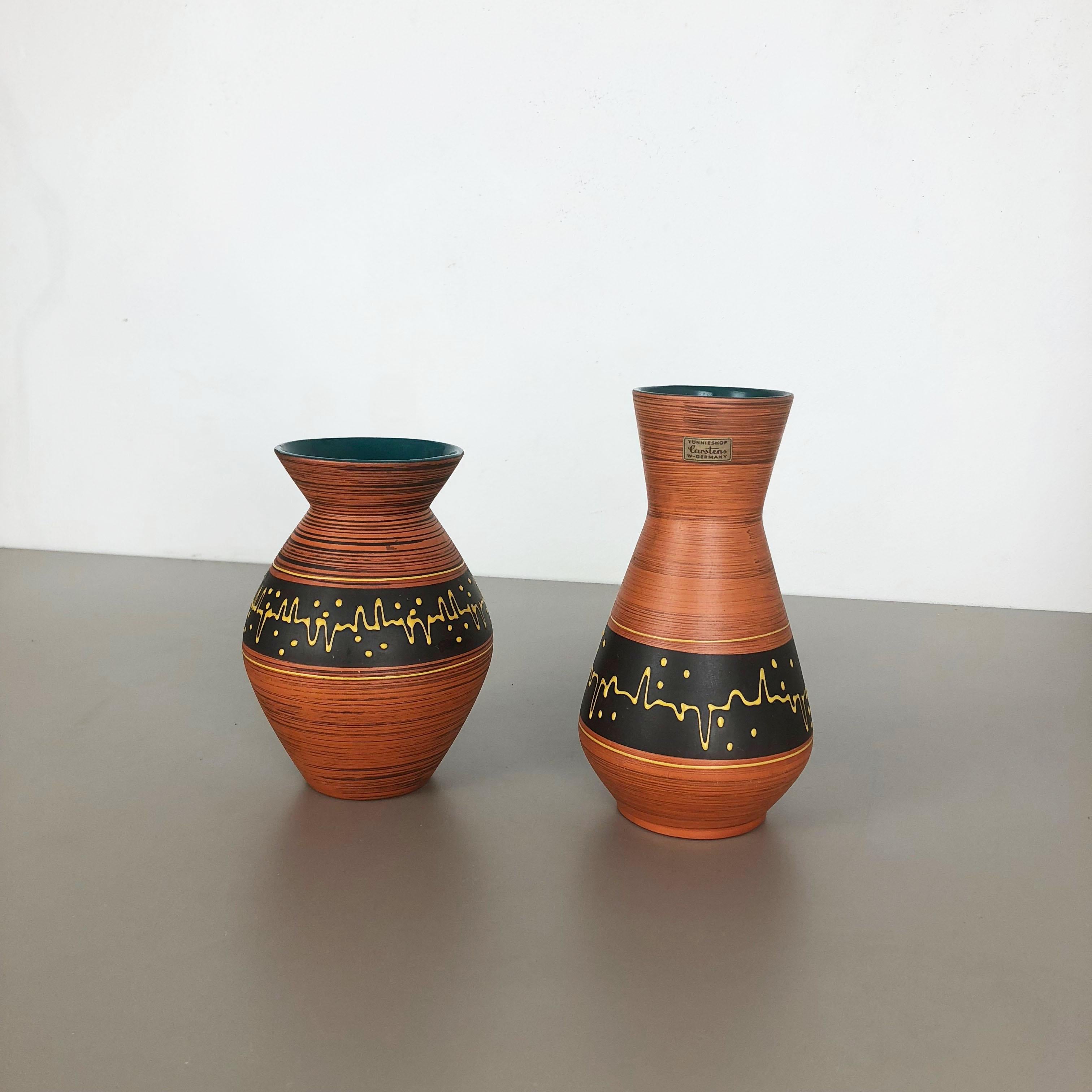 Article:

Ceramic pottery vase set of 2


Origin:

Germany


Designer:

Heinz Siery


Producer:

Carstens Tönnieshof, Germany


Decade:

1960s


This set of original vintage Pottery Object was designed by Heinz Siery and