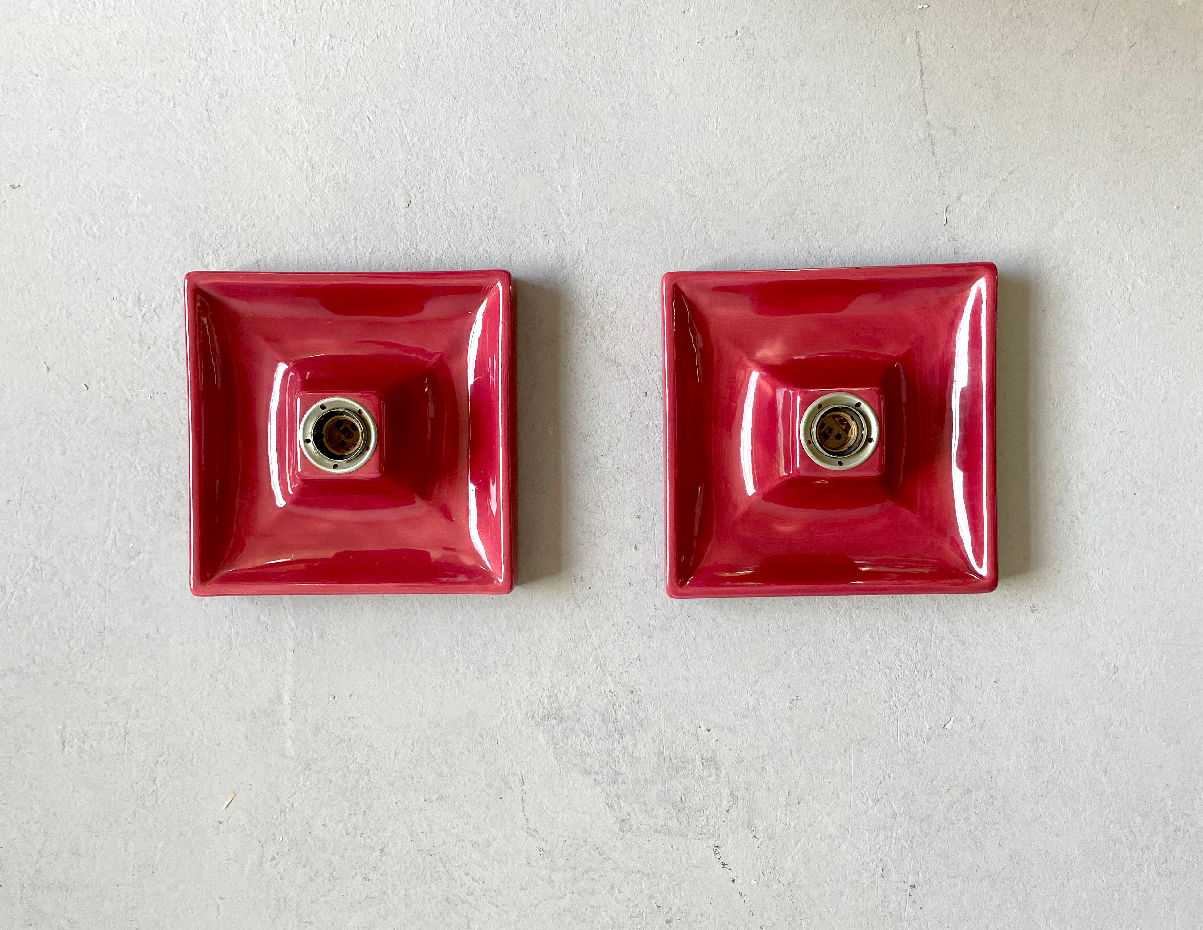 Set of 2 unused ceramic wall lamps manufactured by Hustadt Leuchten, Germany 1960s

These two lamps were stored for many years and have never been installed and used.

