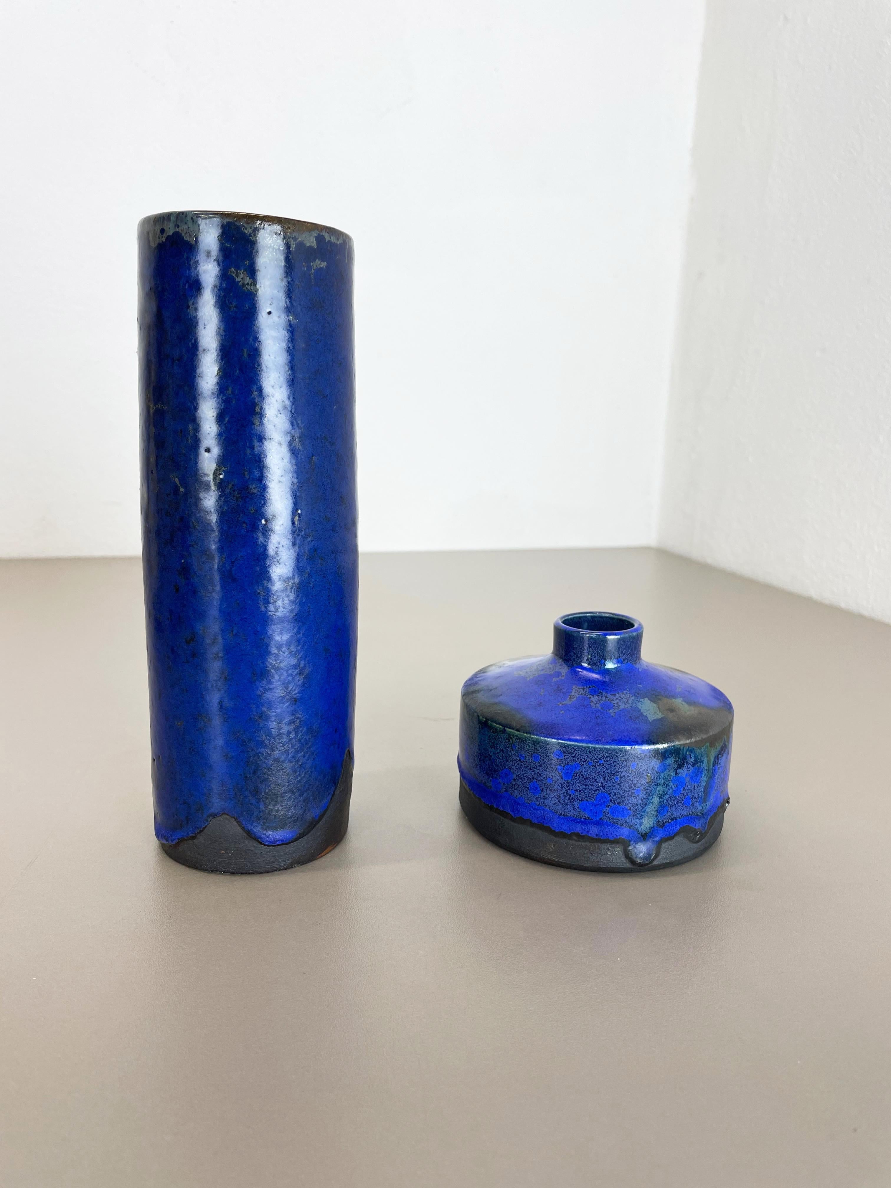 Set von 2 Keramik-Studio-Keramikvasen „Blau“ von Gerhard Liebenthron, Deutschland 1970er Jahre (Moderne der Mitte des Jahrhunderts) im Angebot