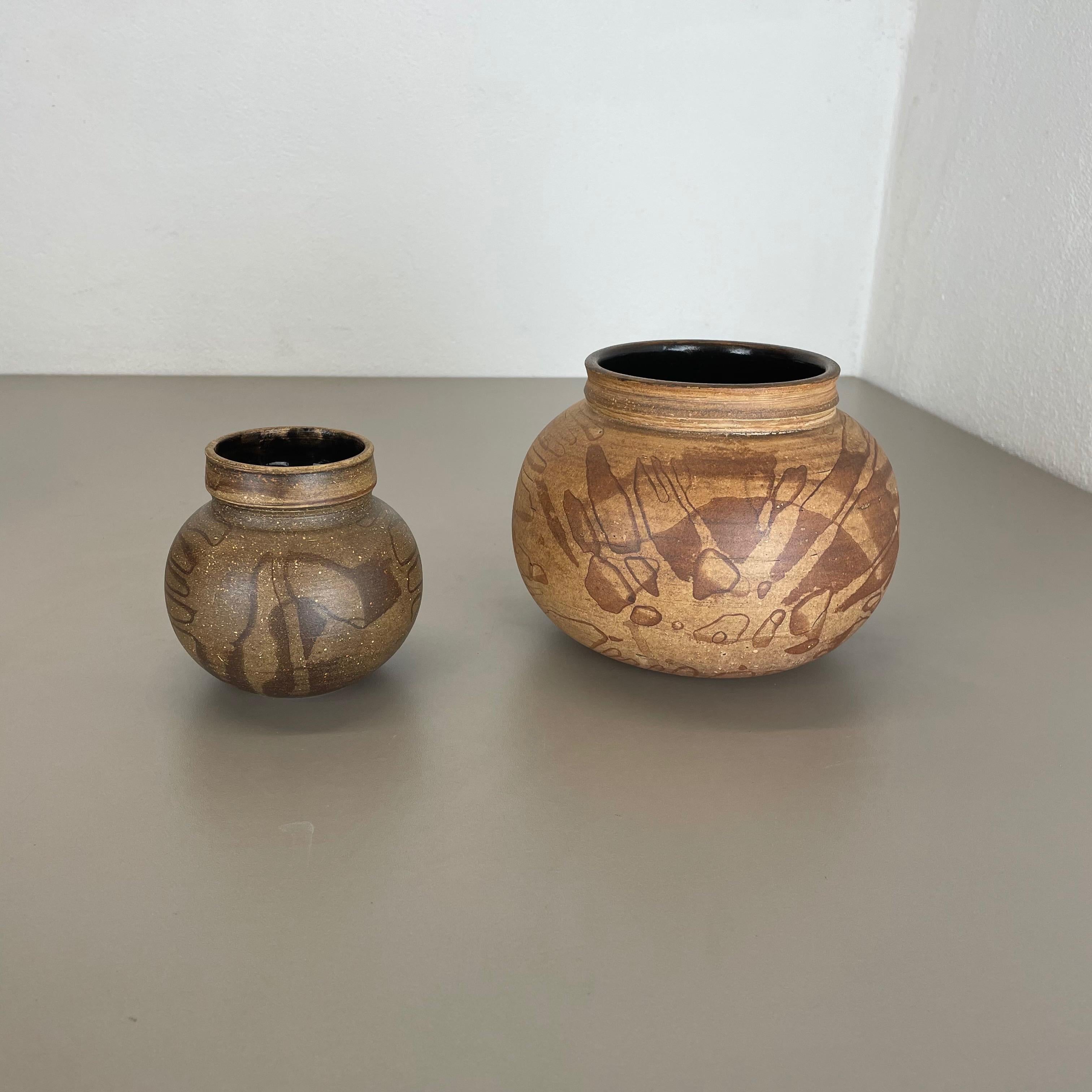Article:

Ceramic stoneware object set of 2


Designer and producer:

Gerhard Liebenthron

Information:

Gerhard Liebenthron, Bremen
1925-2005

Decade:

1970s and 1980s


This original vintage Studio Pottery Object was designed by