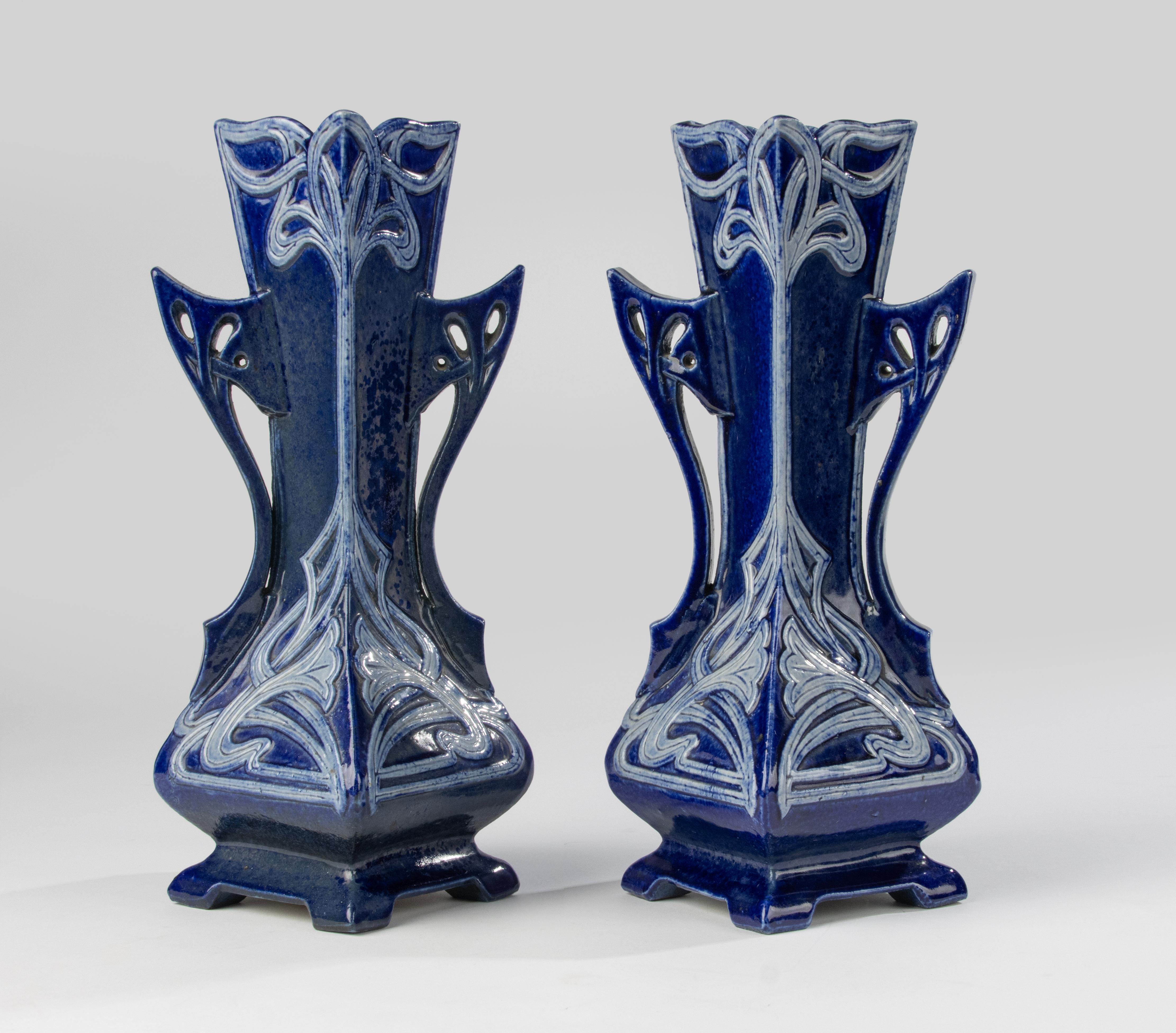 Un bellissimo set di 2 vasi Art Nouveau, realizzati in terracotta/gres.
Bellissima decorazione e design in rilievo, completamente in stile Art Nouveau dei primi anni del 1900.
I vasi non sono contrassegnati, probabilmente sono francesi.
I vasi sono
