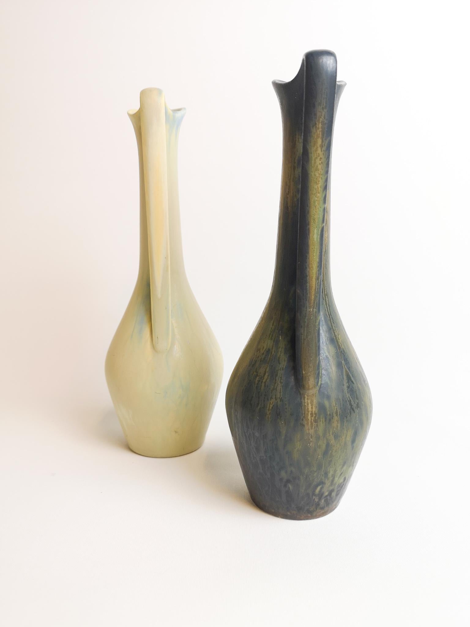 Deux magnifiques vases de Rörstrand et du créateur/désigner Gunnar Nylund. Fabriqué en Suède au milieu du siècle dernier. Beaux vases émaillés en bon état. 

Mesure H 24 x D 8cm.