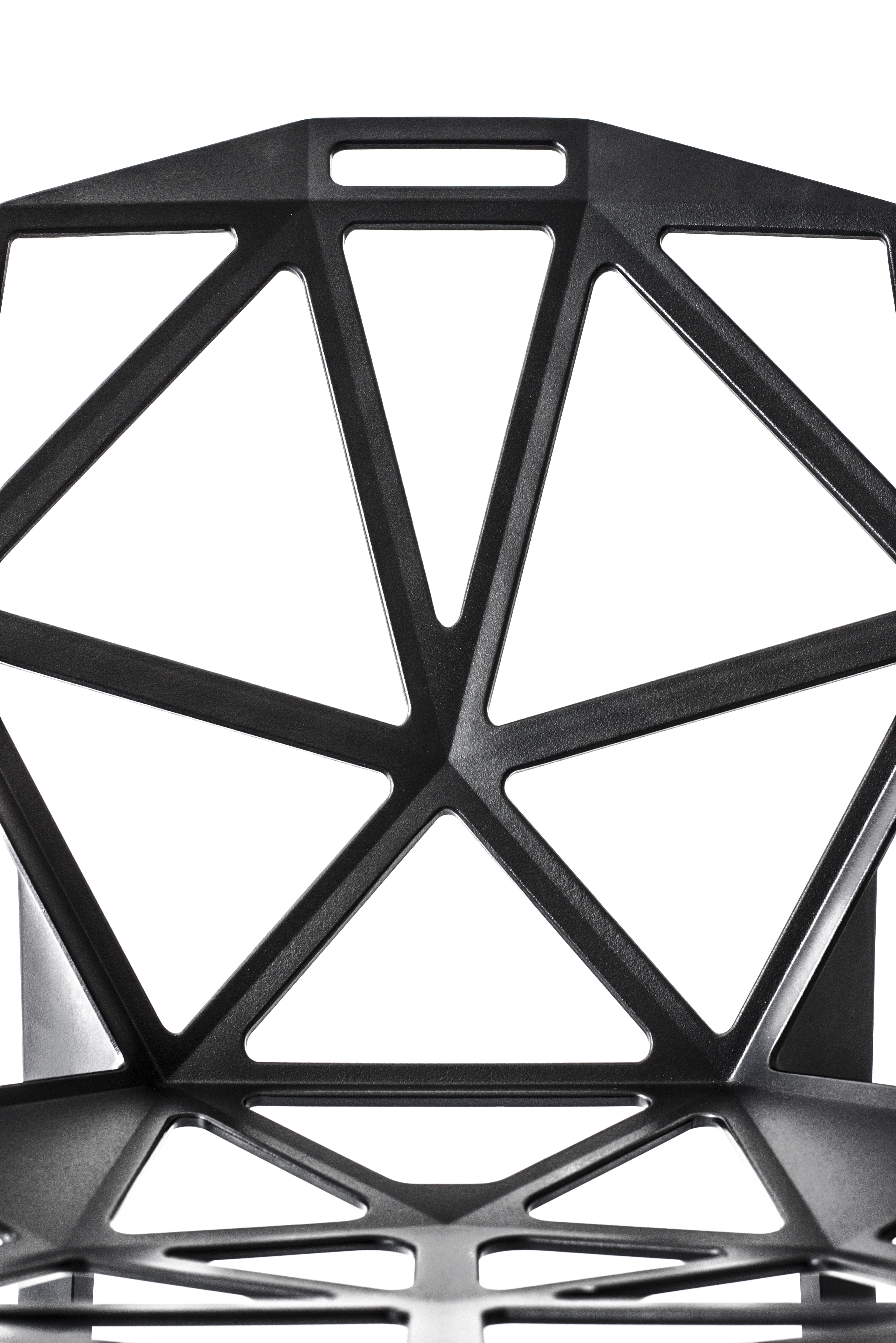 Une coque en aluminium moulé sous pression composée de nombreuses petites faces perforées et triangulaires. Chair_One est en quelque sorte construit comme un ballon de football, c'est-à-dire avec une série d'éléments plats reliés entre eux par des
