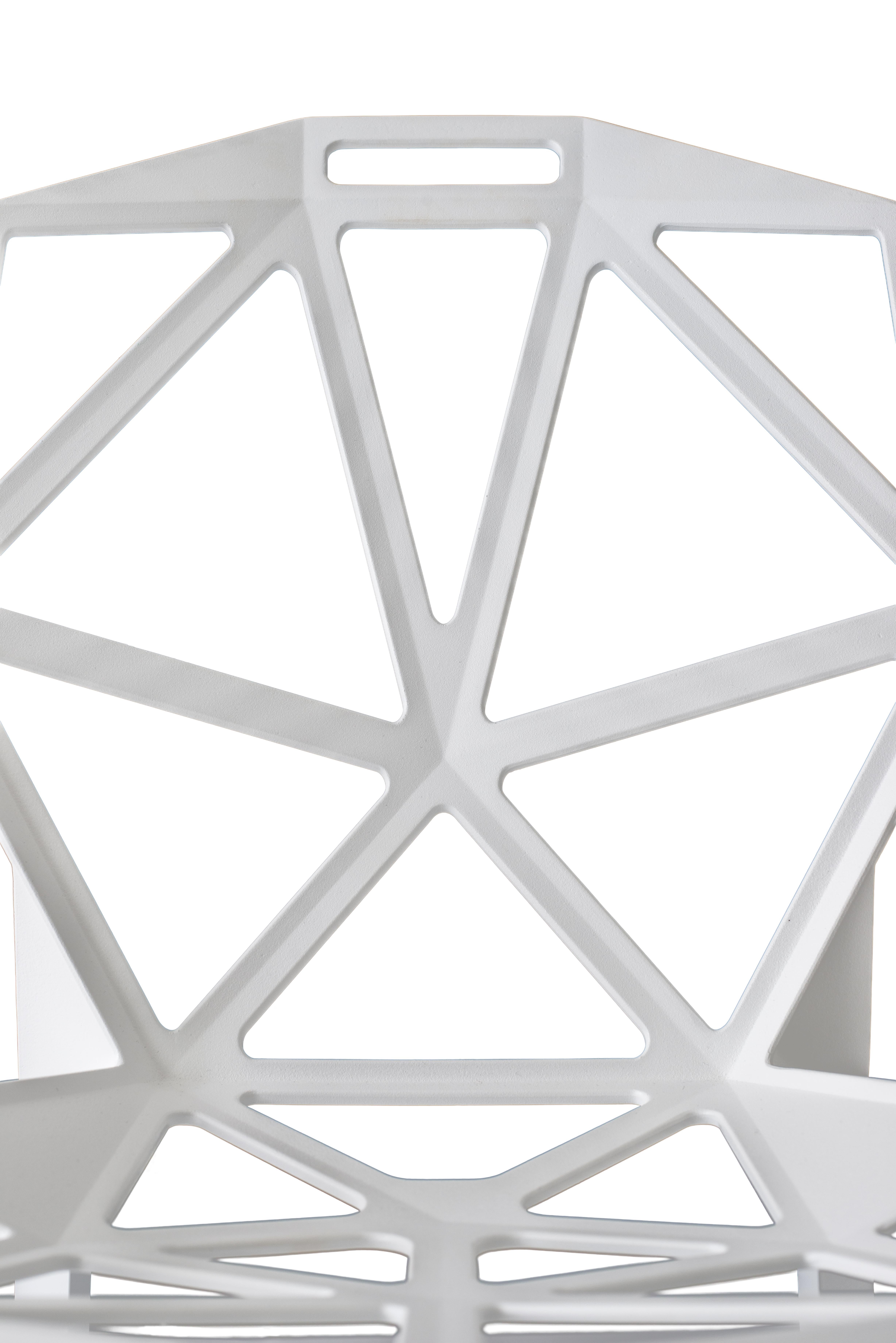 Une coque en aluminium moulé sous pression composée de nombreuses petites faces perforées et triangulaires. Chair_One est en quelque sorte construit comme un ballon de football, c'est-à-dire avec une série d'éléments plats reliés entre eux par des