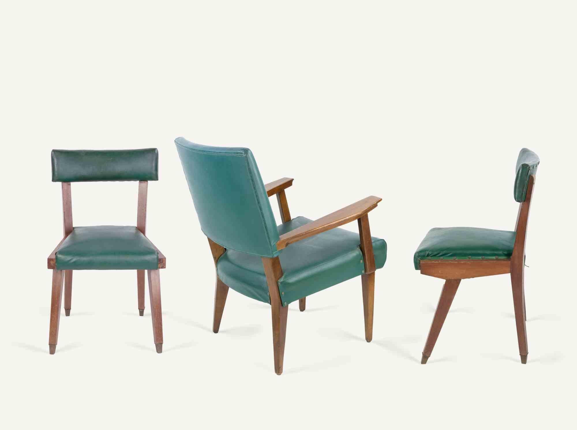 Set vintage di 1 poltrona e 2 sedie in legno e pelle vinilica imbottita.

Alcuni segni d'uso ma nel complesso buone condizioni.

Dimensioni poltrona: 83x65x44 cm.

Dimensioni sedie: 79,5x46x45 cm.