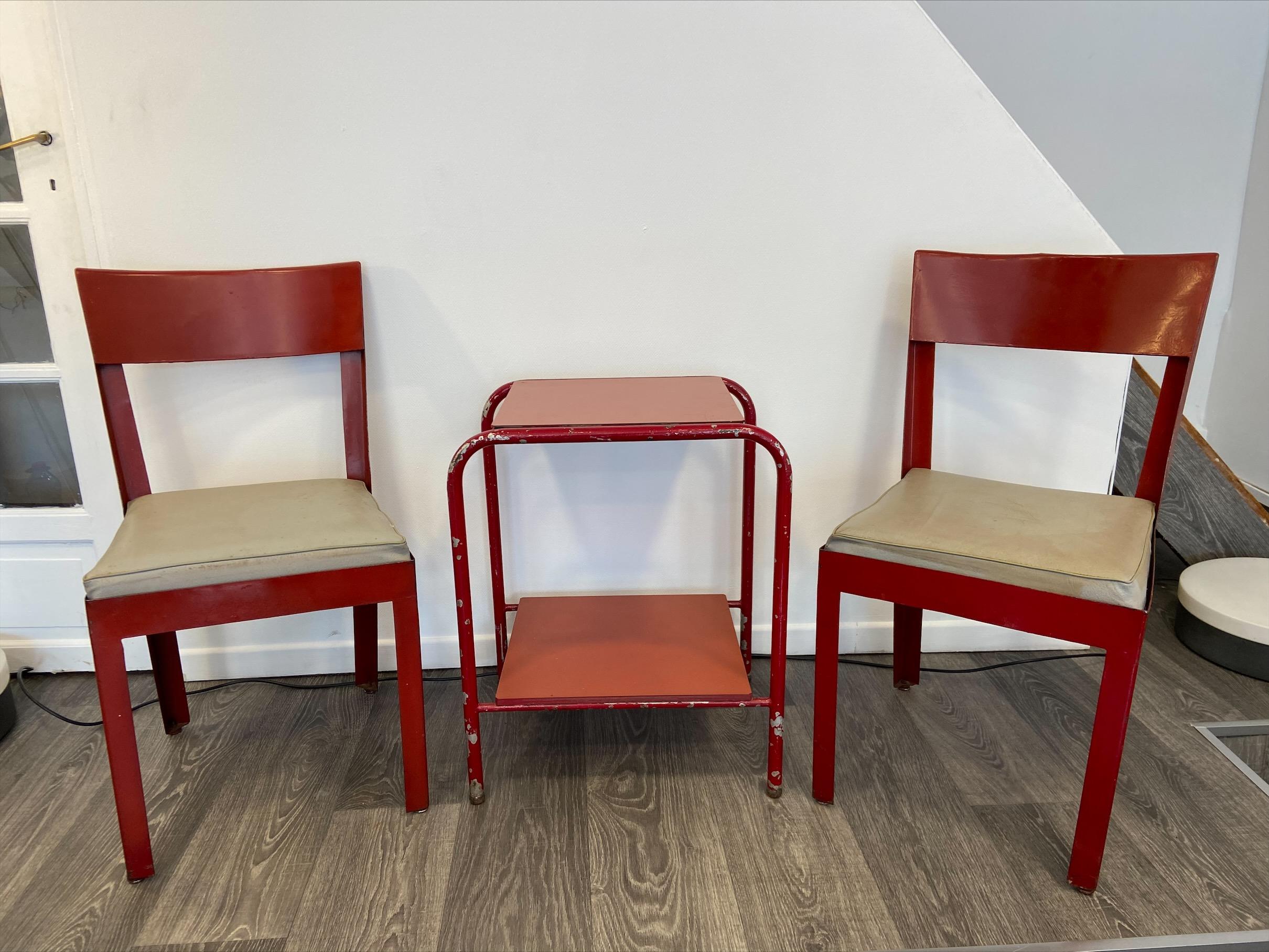 Set of 2 chairs and 1 pedestal table - Jean Prouvé
For the Martel-de-Janville Sanatorium
Circa 1935
Chair: H82xW42xD45cm
Side table: H62xW50xD39cm
Lacquered metal and original leatherette
This is a set intended for a bedroom, a set of which is