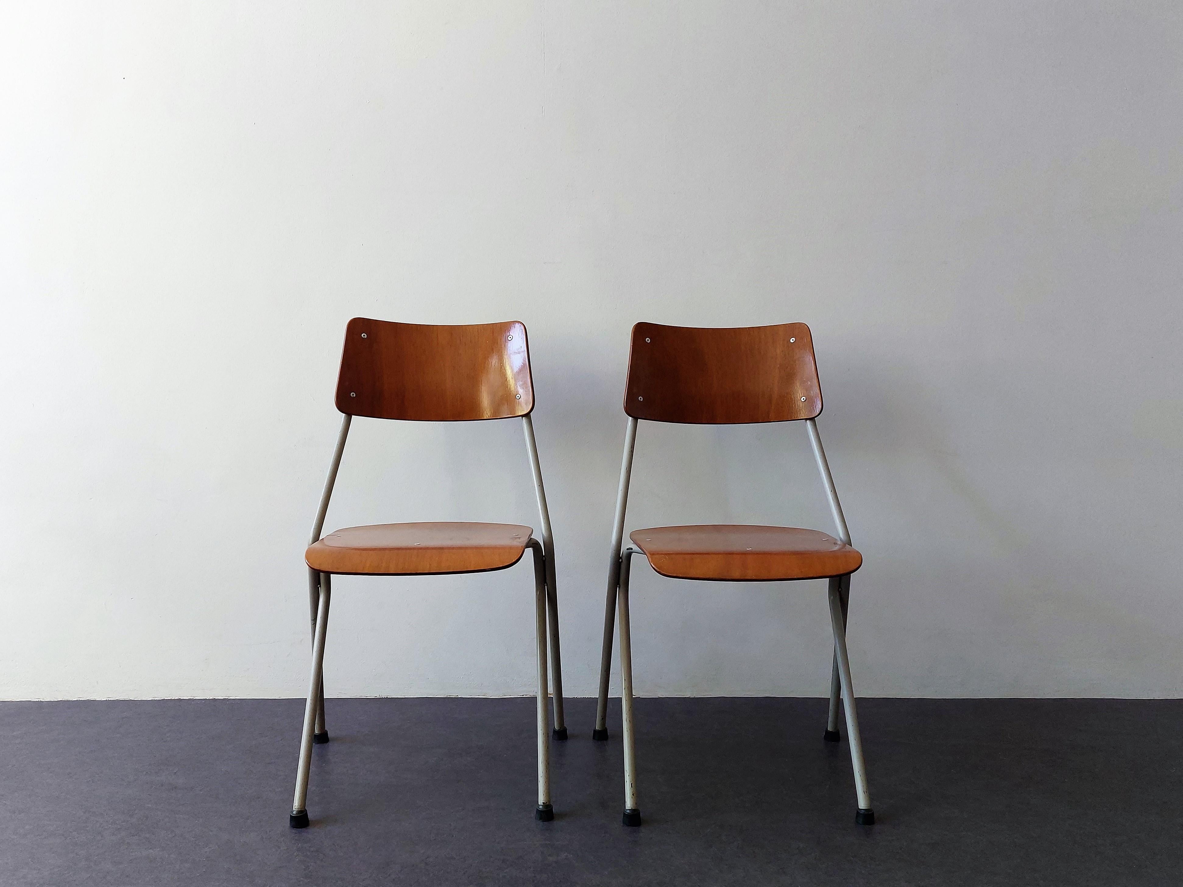 Ce rare ensemble de 2 chaises a été conçu pour Ahrend RIB aux Pays-Bas et fabriqué en 1964. Ils sont marqués de 2 timbres. Un du producteur, Ahrend R.I.B. et un timbre avec la date de fabrication : 11 août 1964. Avec un âge de 58 ans, ces chaises