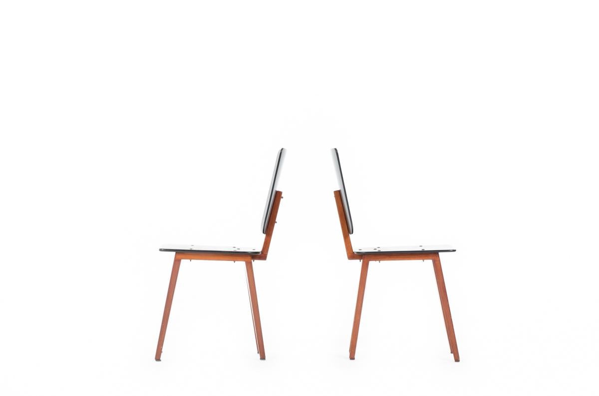 Ensemble de 2 chaises conçues par Andre Sornay en France dans les années 50
Structure à 4 pieds en acajou, assise et dossier en bois recouvert d'une laque noire.
Des pièces étonnantes et rares
