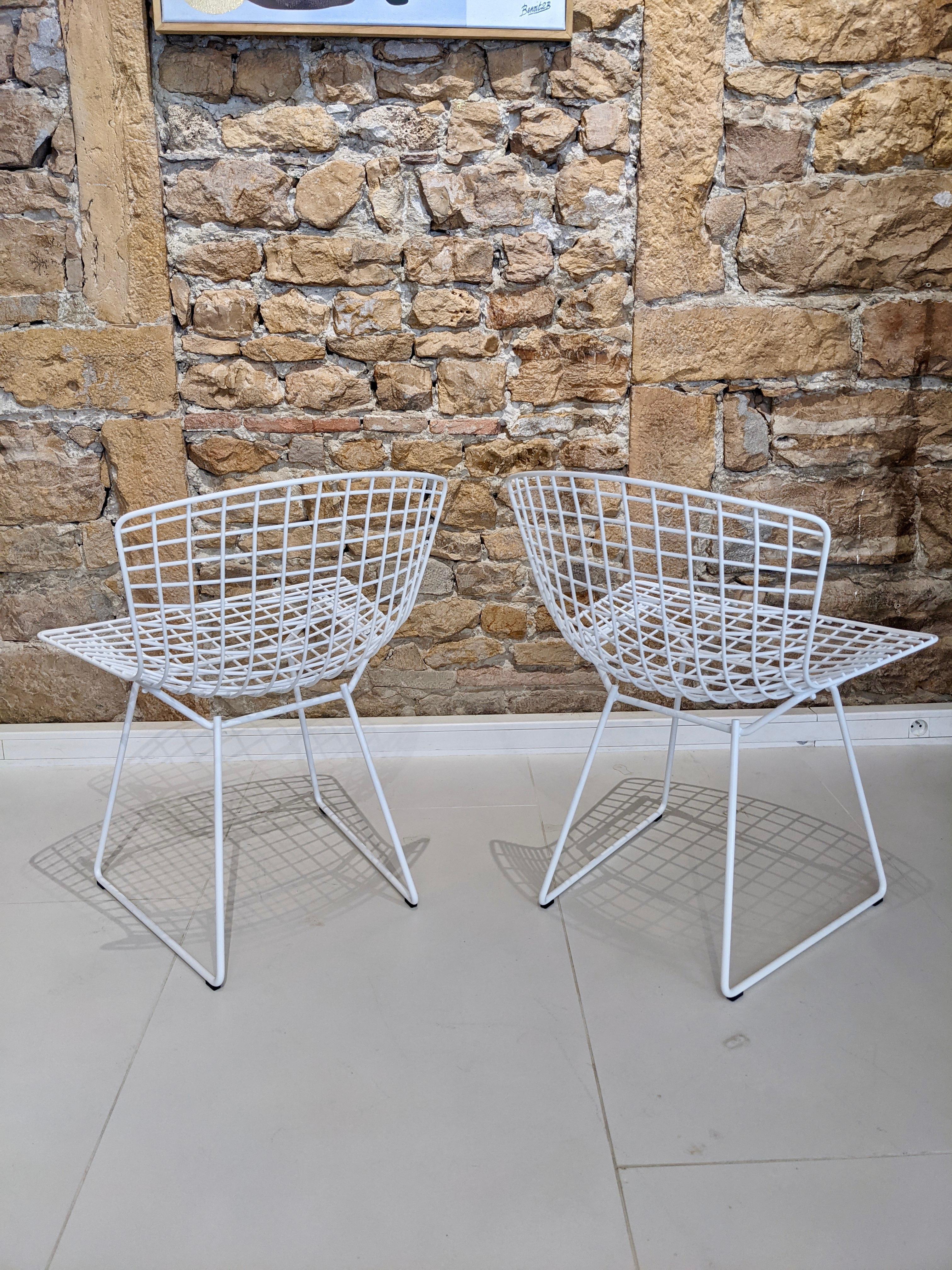 Set of 2 white steel chairs by Harry Bertoia for Knoll. Excellent condition.
Dimensions : H72 cm x W53 cm x D51 cm.