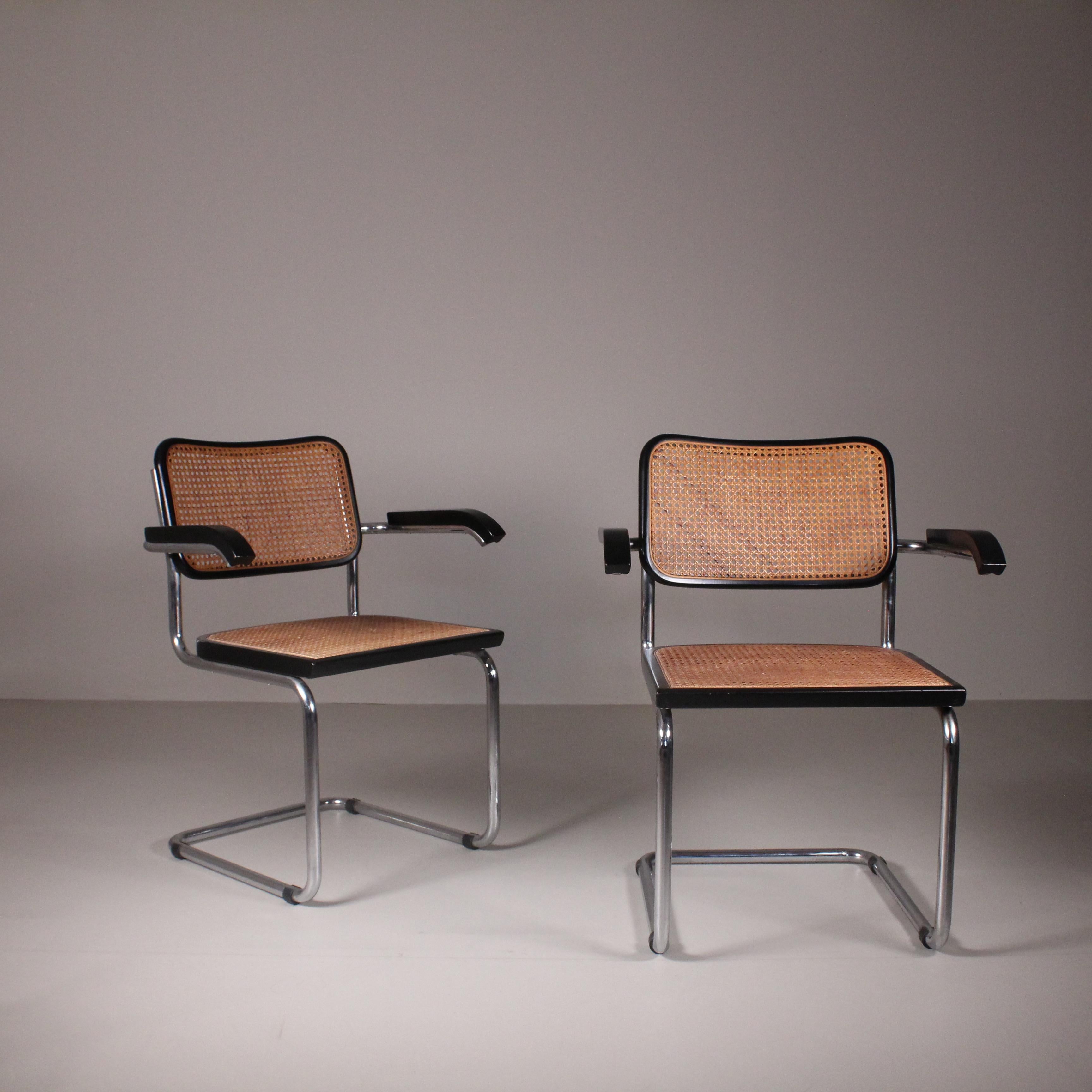 Ensemble de 2 chaises Cesca, Marcel Breuer, Gavina, 1970. L'ensemble de 2 chaises Cesca, conçu par Marcel Breuer en 1970 pour Gavina, incarne l'élégance moderniste et le style durable. Conçu selon une approche visionnaire, Breuer associe