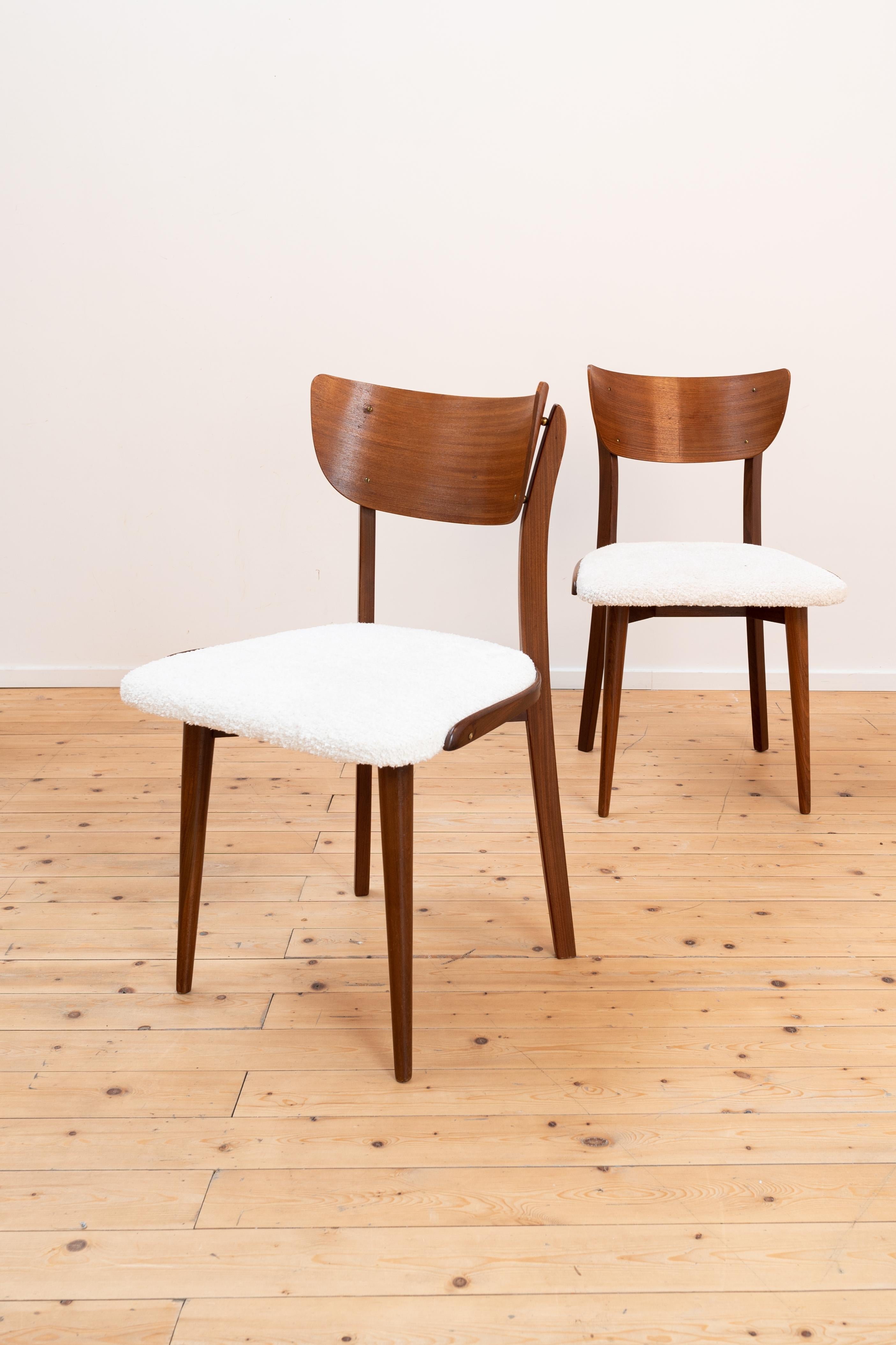 Elegantes Paar dänischer Stühle (Zeitraum und Designer unbekannt) mit schön geformter Rückenlehne. Der Sitz wurde mit einer neuen, cremefarbenen Polsterung überzogen.