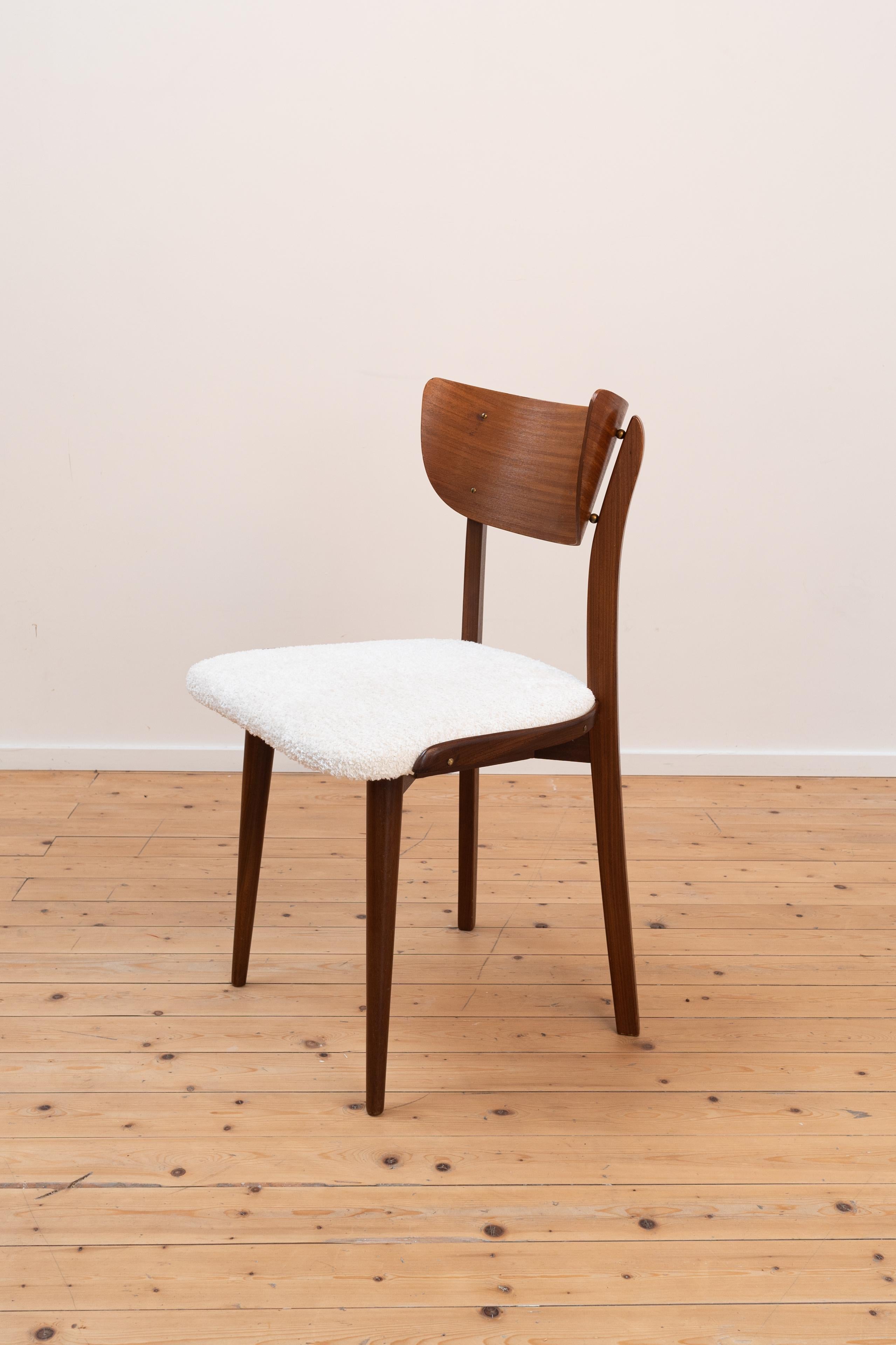 Set of 2 chairs, Danish design, with new upholstery In Good Condition For Sale In Oostende, BE