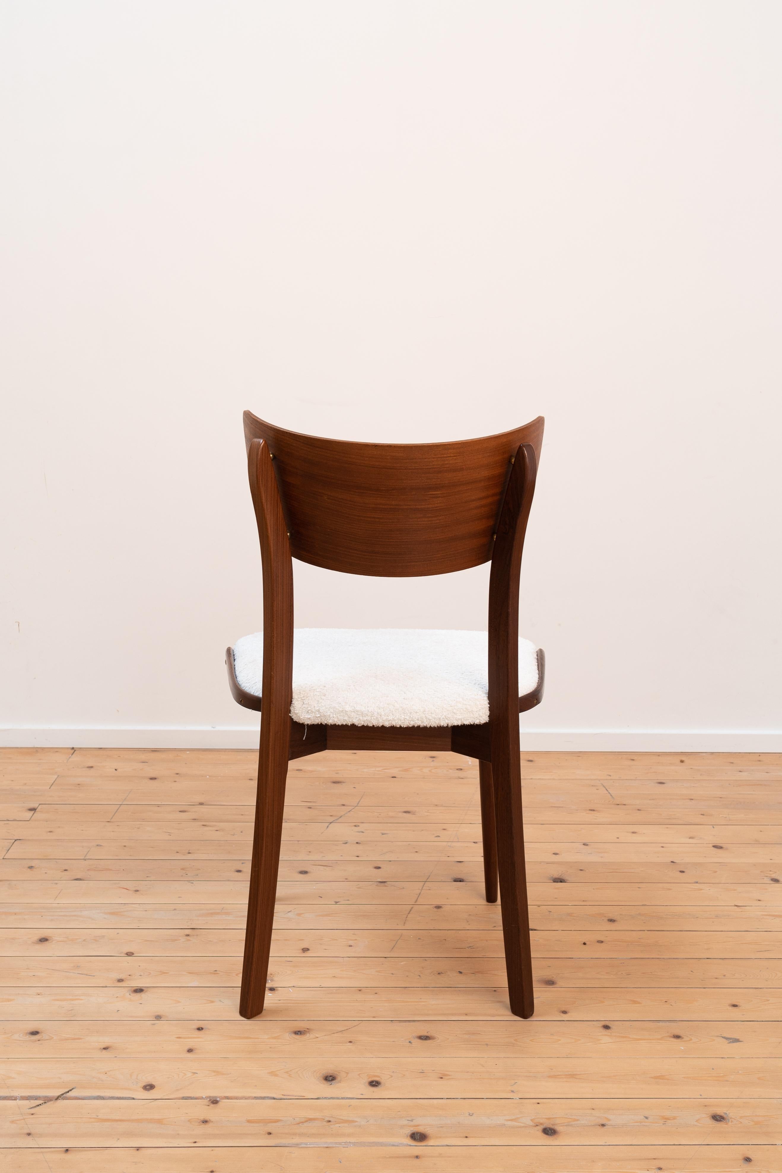 Ensemble de 2 chaises, design danois, avec nouveau tissu d'ameublement Bon état - En vente à Oostende, BE