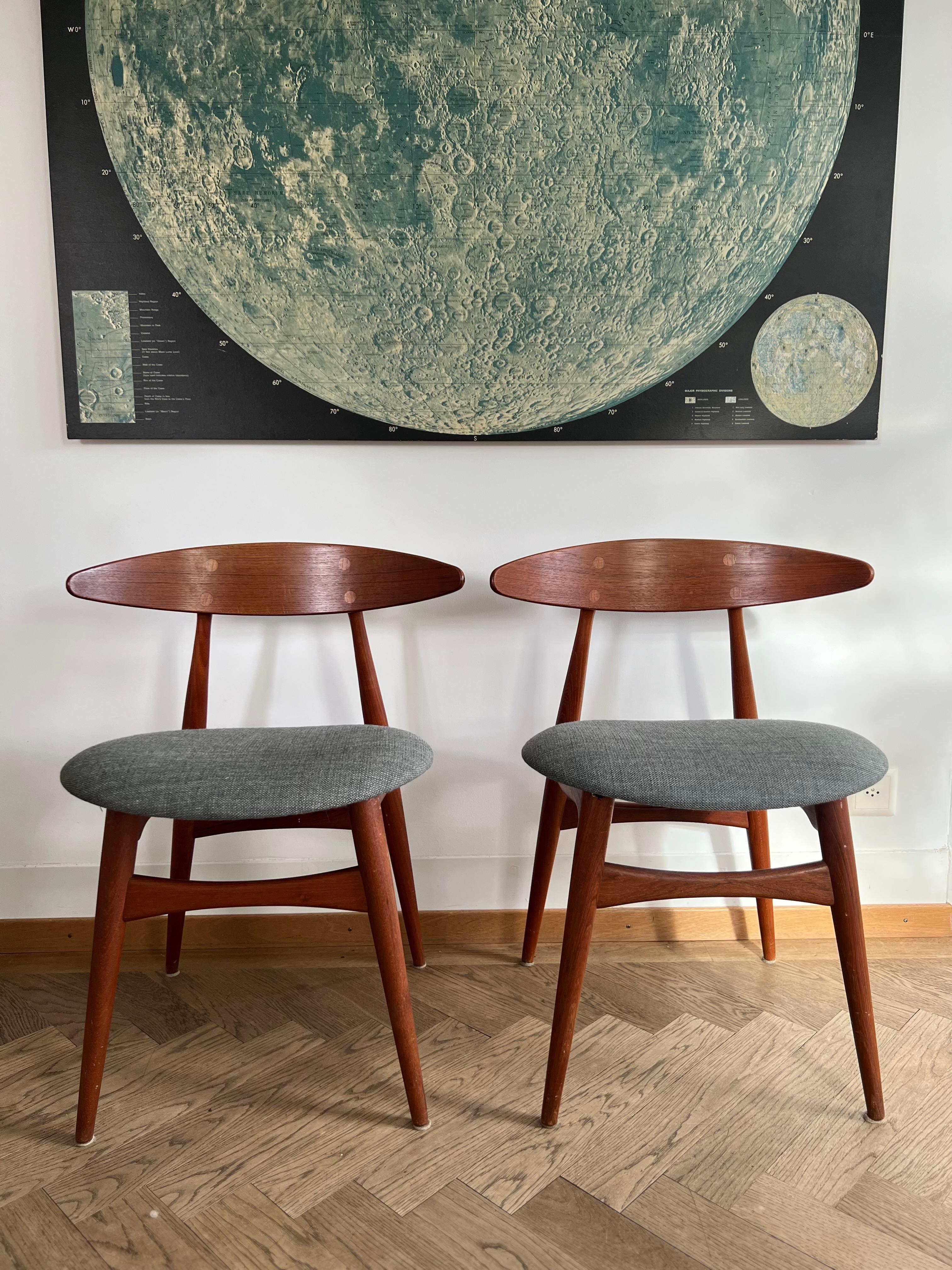 Set of 2 vintage chairs Hans J. Wegner model CH33 upholstery for Carl Hansen & Son

A rare set of 2 original vintage chairs by Hans J. Wegner, model CH33 by Carl Hansen & Son in teak from the 60s with new fabric upholstery. A beautiful set of high