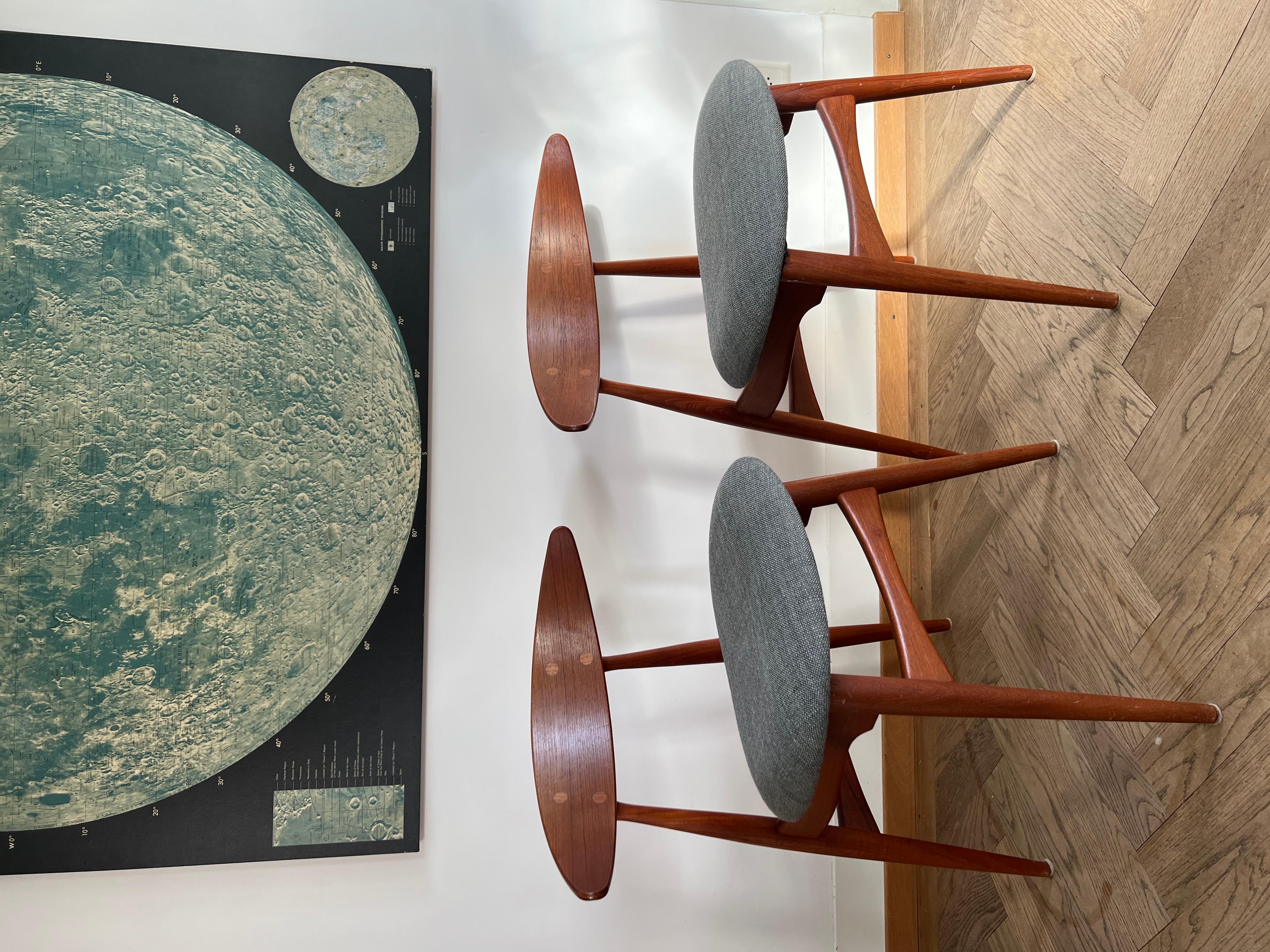 Scandinave moderne Ensemble de 2 chaises tapissées modèle CH33 de Hans J. Wegner pour Carl Hansen & Son en vente