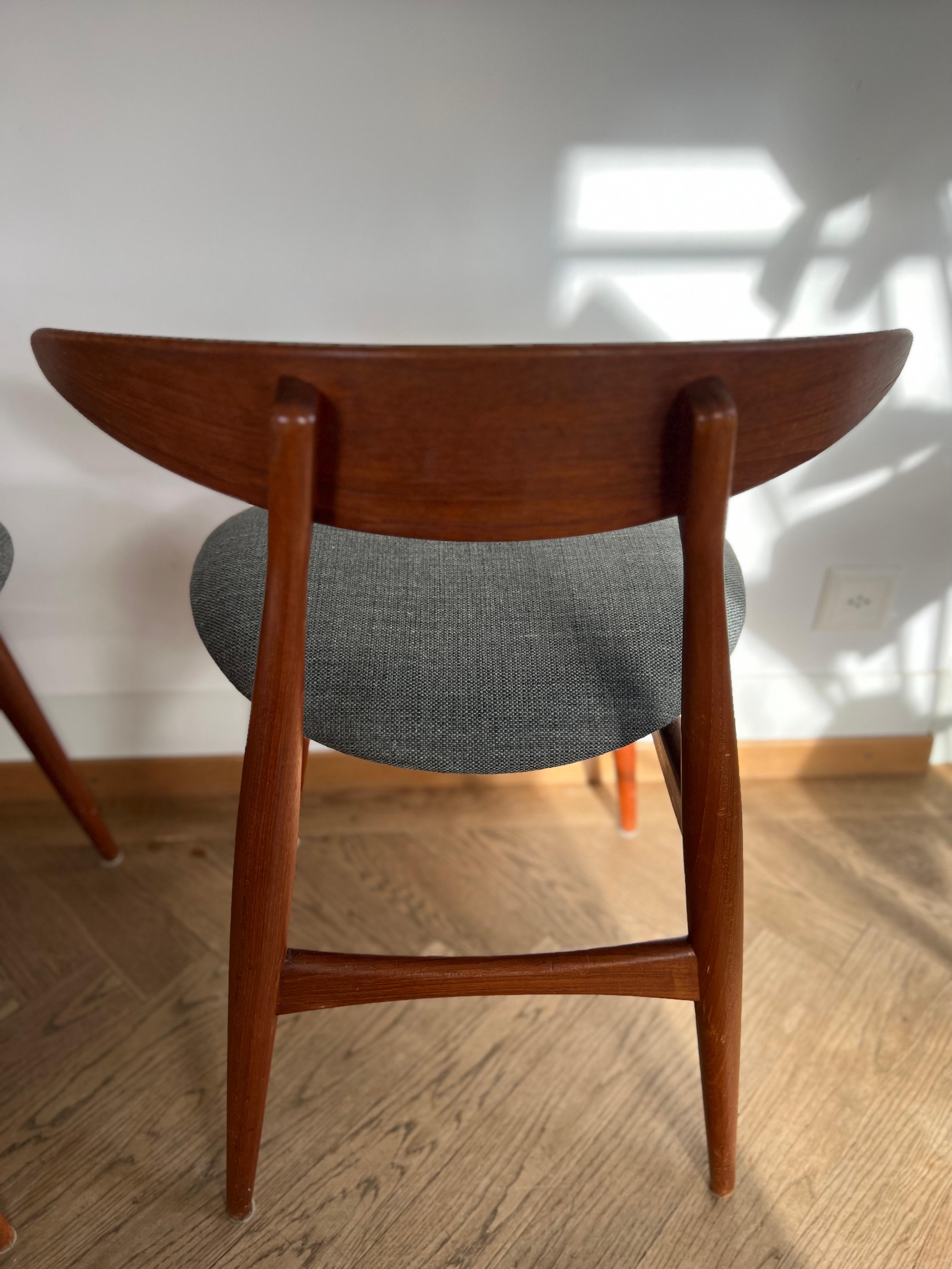 Danish Set of 2 Chairs Hans J. Wegner Model CH33 Upholstery for Carl Hansen & Son For Sale
