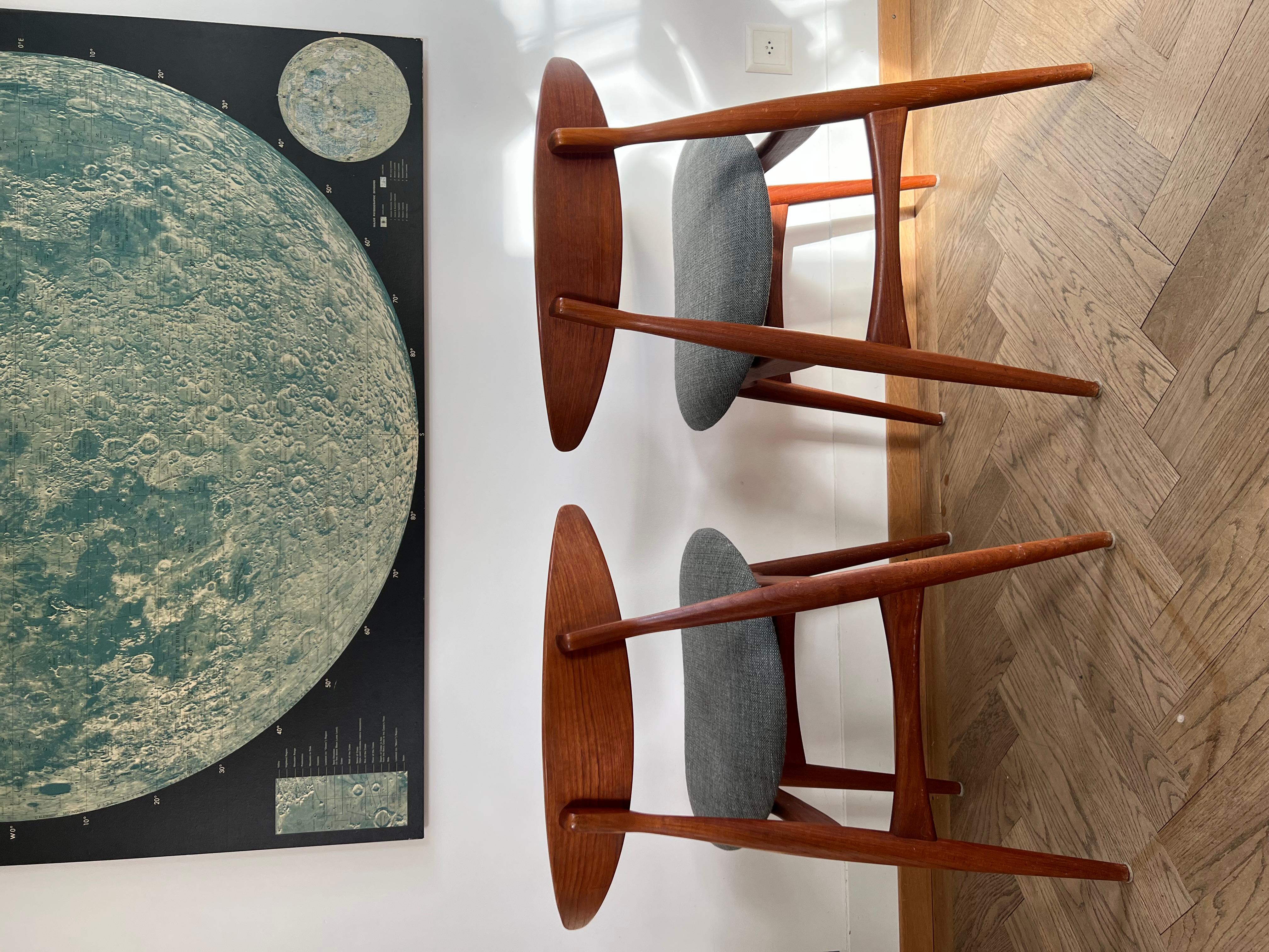 Milieu du XXe siècle Ensemble de 2 chaises tapissées modèle CH33 de Hans J. Wegner pour Carl Hansen & Son en vente