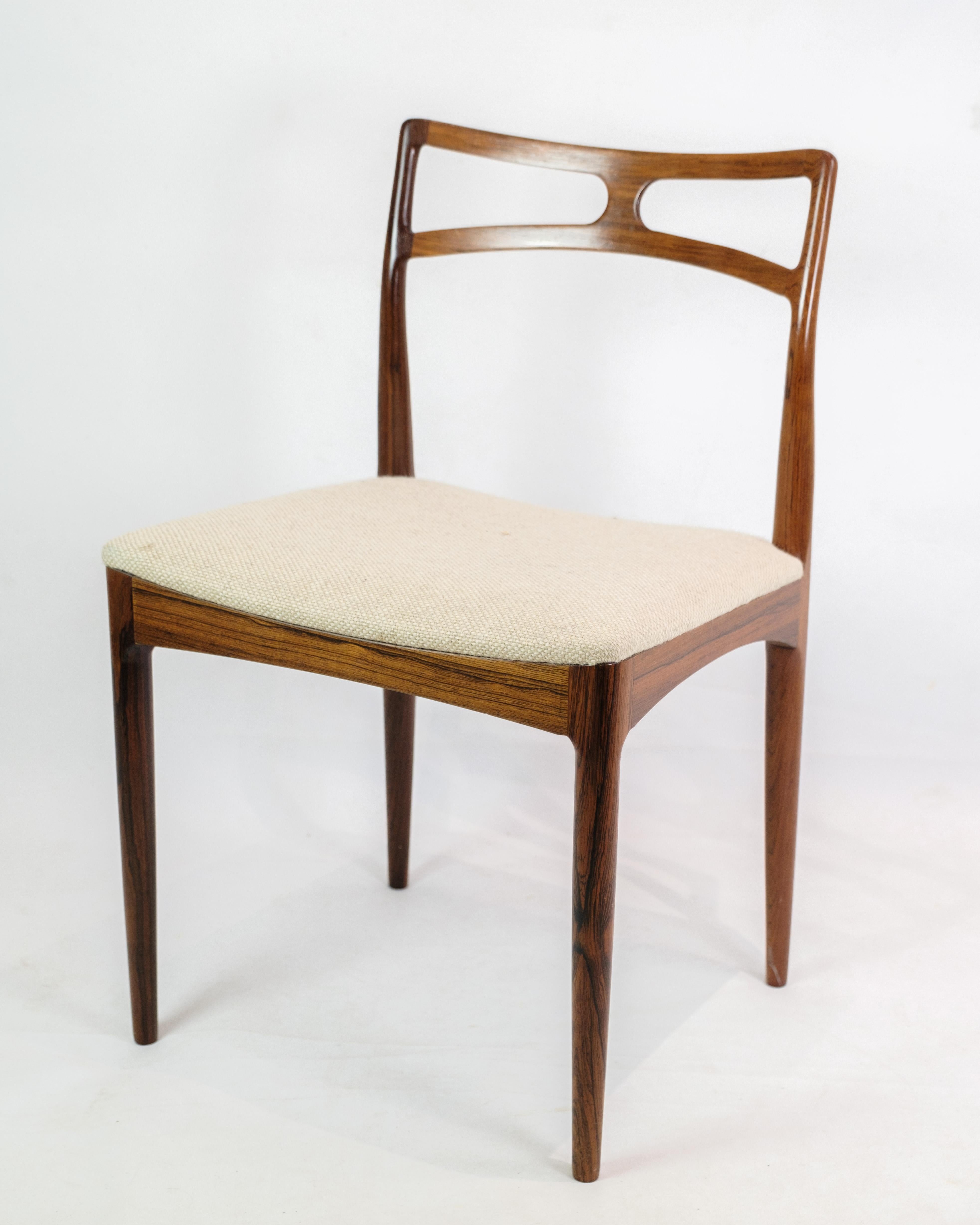 Experience timeless elegance with this set of two chairs, model 94, created by the talented designer Johannes Andersen and manufactured by Chr. Linnebergs Møbelfabrik around the 1960s. The chairs, made of rosewood, radiate a subtle luxury and