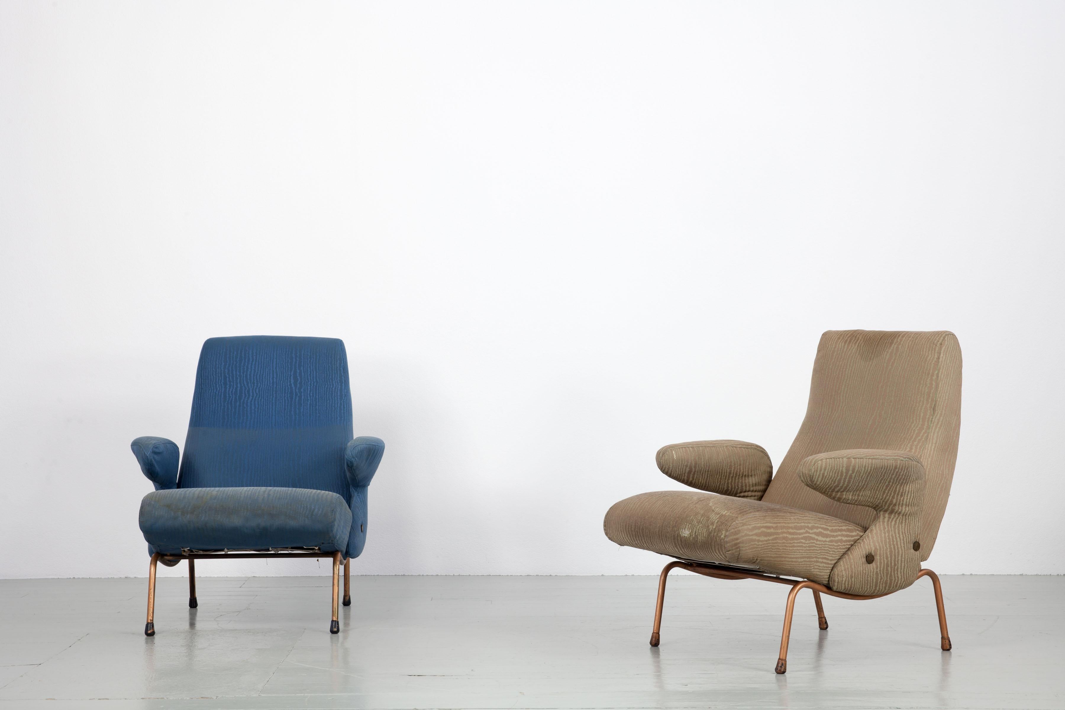 The model Delfino was designed by Erberto Carboni in 1954 and manufactured by Arflex and is still in original condition. Therefore, this special armchairs need some help like a re-upholstery. The seats and rests, which need to be restored, built