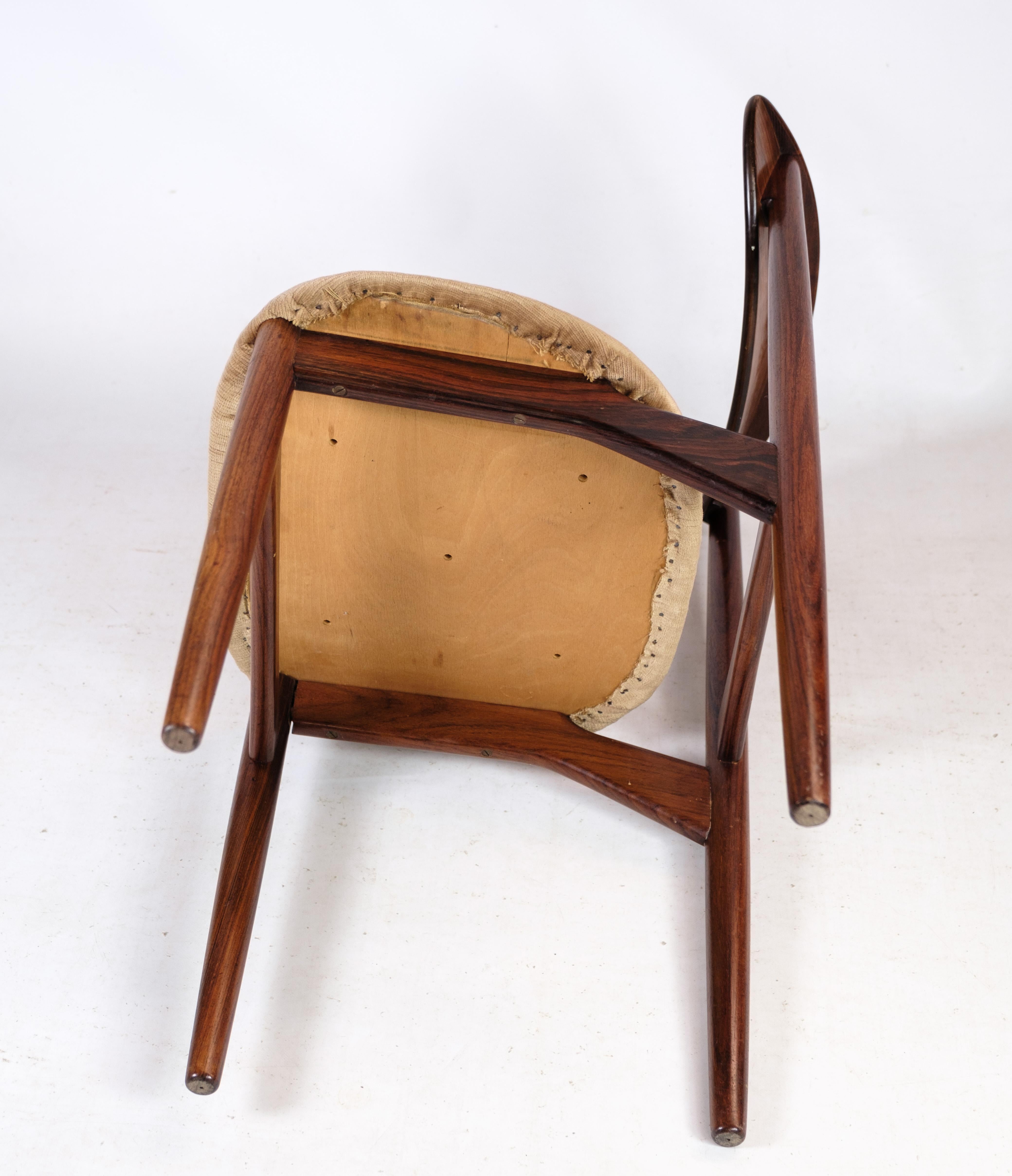 Questo set di due sedie, disegnato dal celebre duo Peter Hvidt & Orla Mølgaard-Nielsen e prodotto dalla Orum Møbelfabrik negli anni '60, rappresenta l'apice del design danese di metà secolo. Realizzate in palissandro di alta qualità, queste sedie