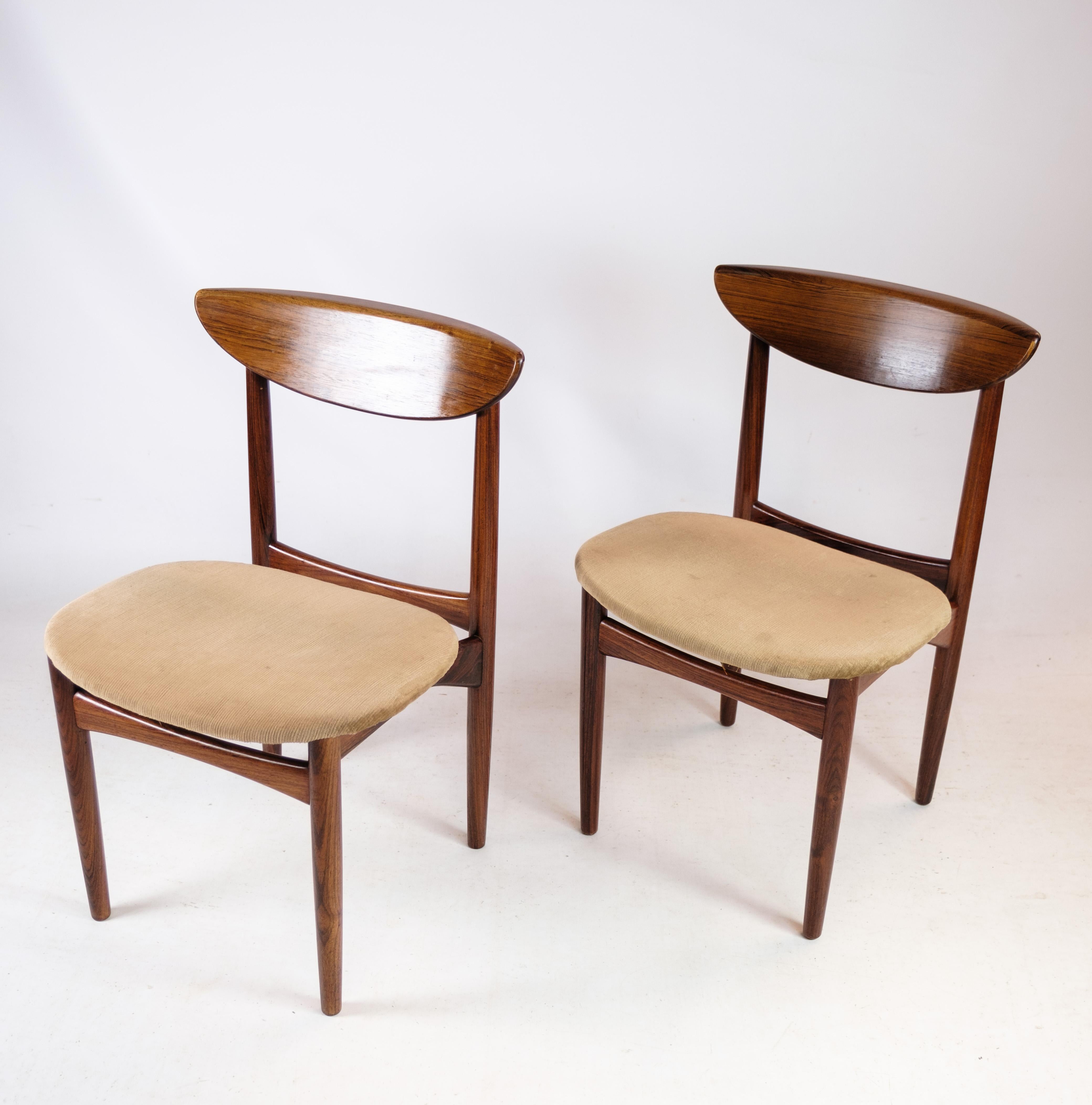 Milieu du XXe siècle Ensemble de 2 chaises fabriquées en bois de rose par Peter Hvidt des années 1960 en vente