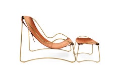Coppia Chaise Lounge scultorea e Pouf in ottone metallo invecchiato, pelle naturale Tan
