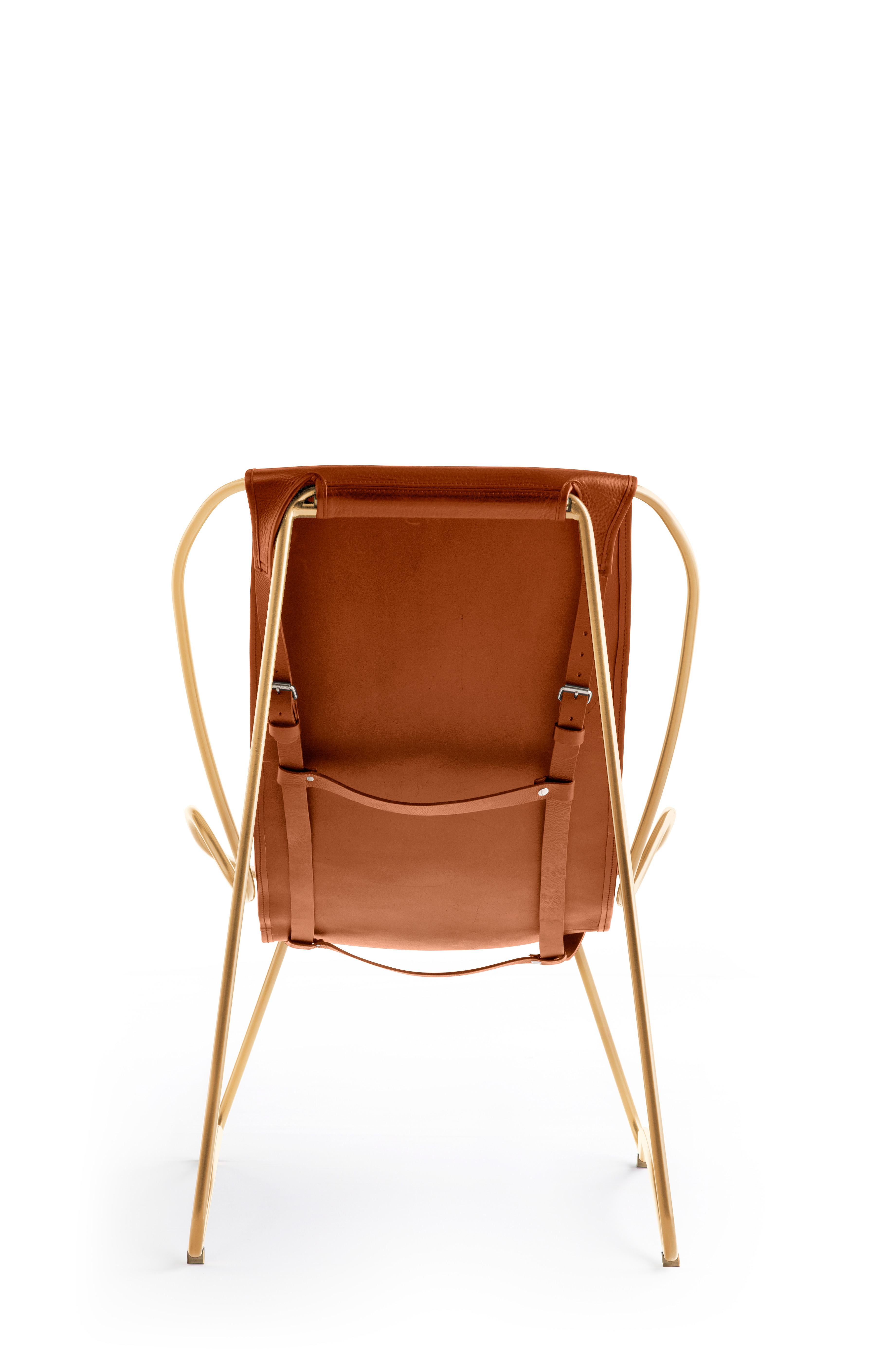 Moderne Paire de chaises longues et de pouf sculpturales en laiton vieilli laiton, cuir naturel brun clair en vente