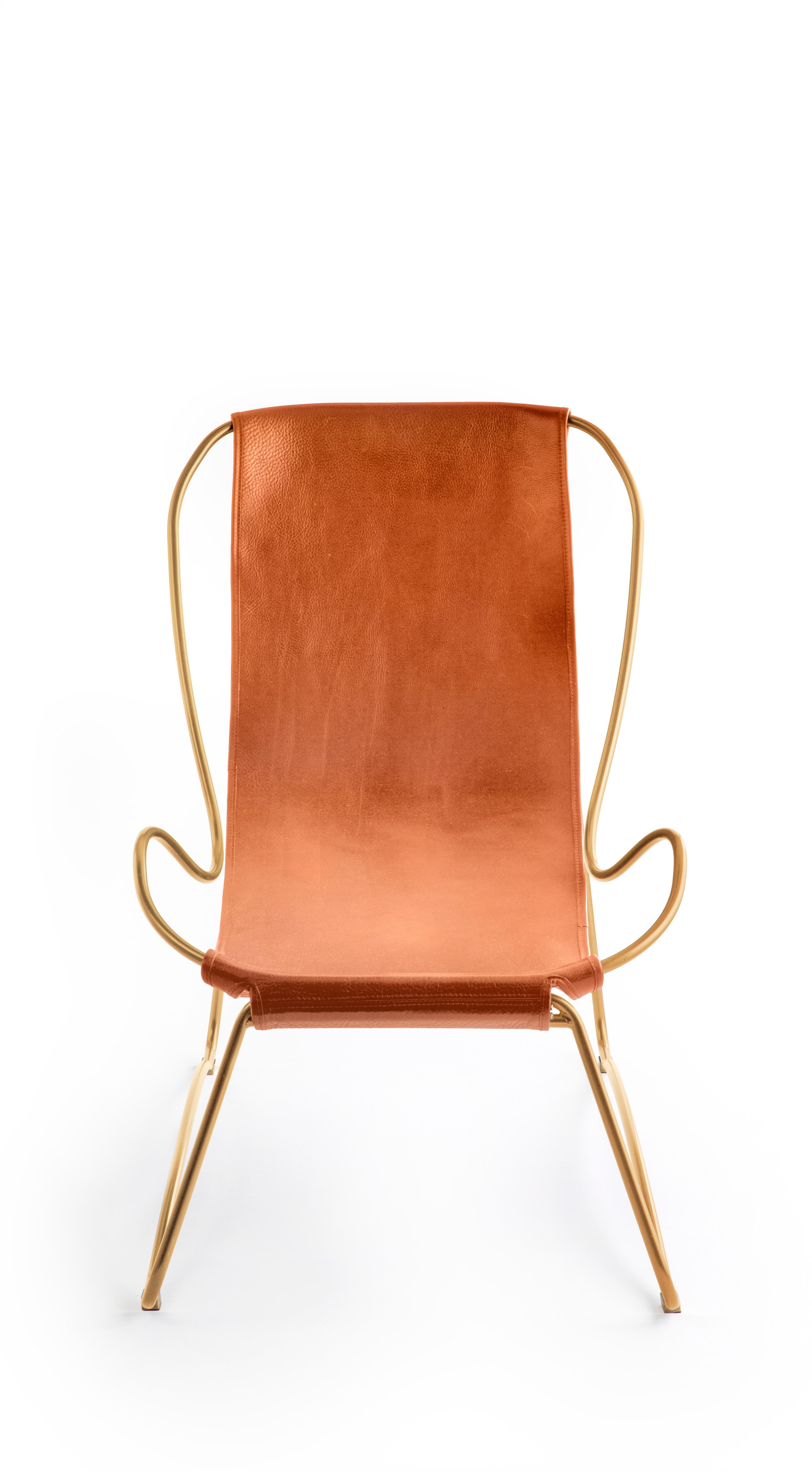 Espagnol Paire de chaises longues et de pouf sculpturales en laiton vieilli laiton, cuir naturel brun clair en vente