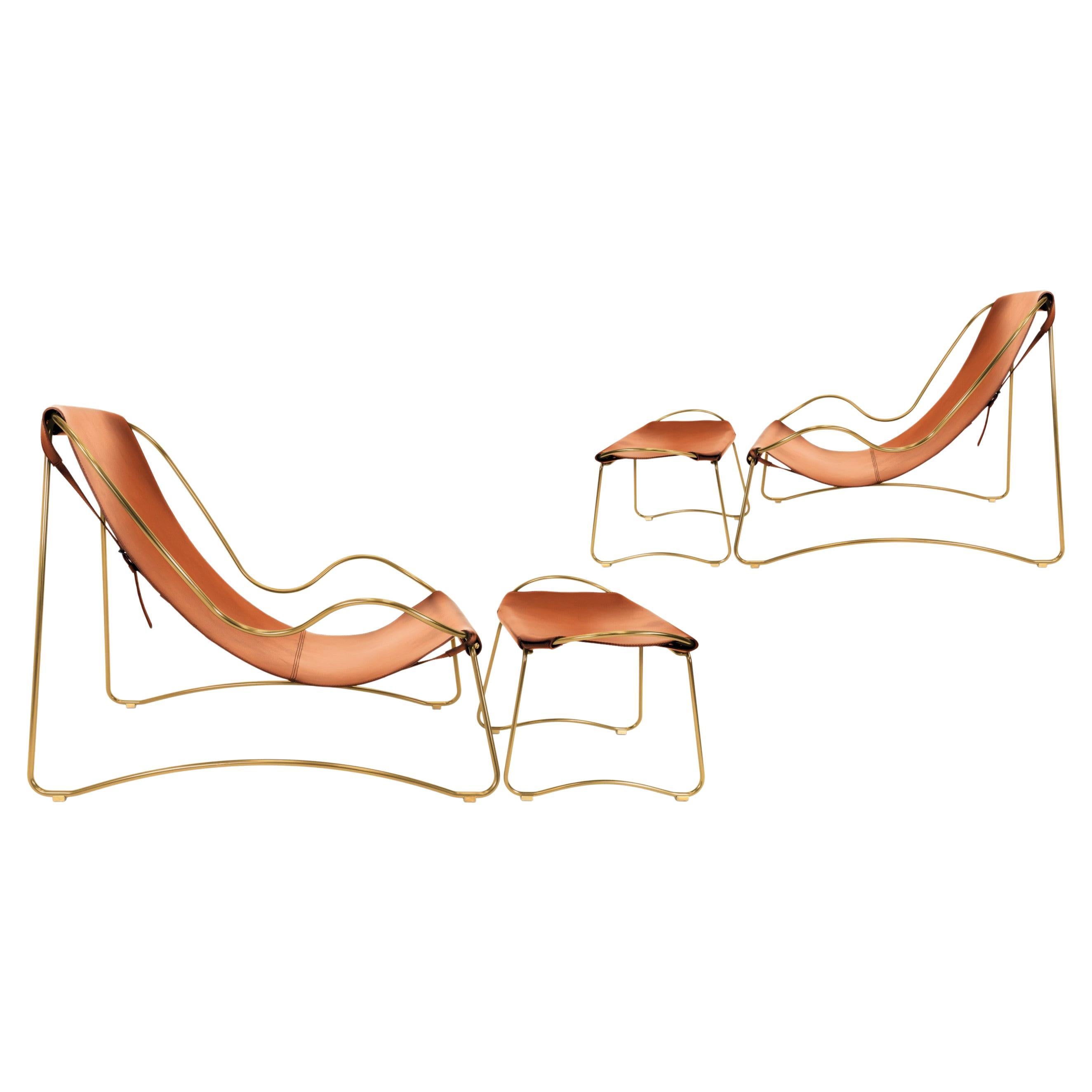 Paire de chaises longues et de pouf sculpturales en laiton vieilli laiton, cuir naturel brun clair en vente