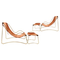 Paire de chaises longues et de pouf sculpturales en laiton vieilli laiton, cuir naturel brun clair