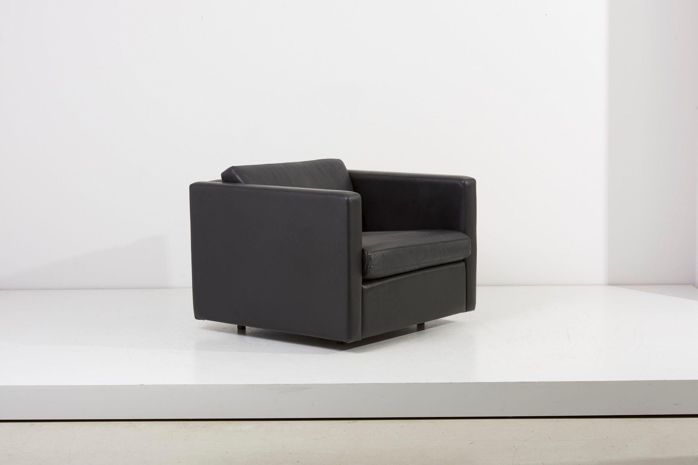 Paire de chaises longues cubiques Charles Pfister pour Knoll. Avec des formes cubistes simples, des lignes claires et une base apparemment flottante, les chaises longues présentent toutes les caractéristiques d'un design Knoll classique.