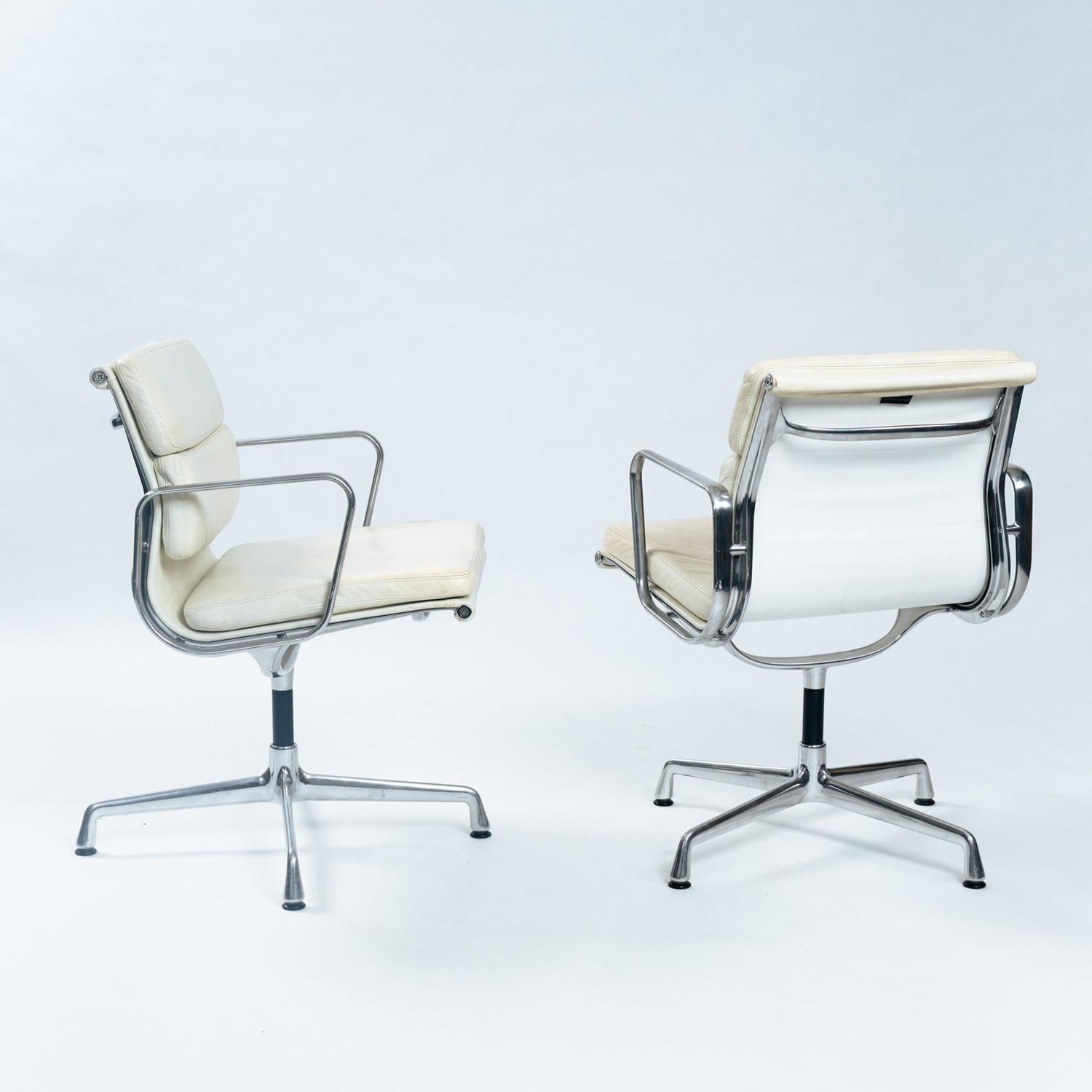 2er-Set Charles & Ray Eames Softpad-Stühle, EA208, weißes Leder, 1990er Jahre im Angebot 4