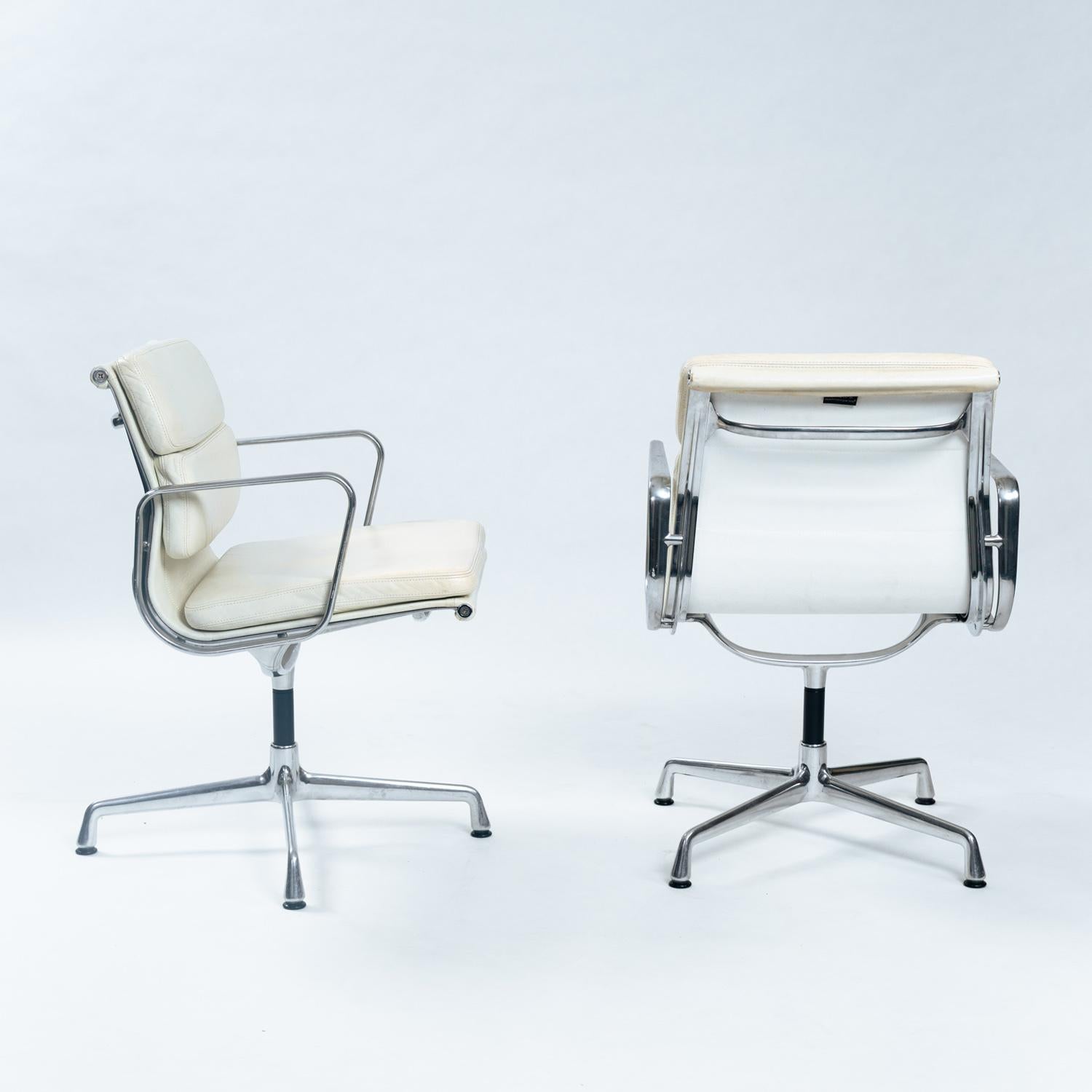 2er-Set Charles & Ray Eames Softpad-Stühle, EA208, weißes Leder, 1990er Jahre im Angebot 5