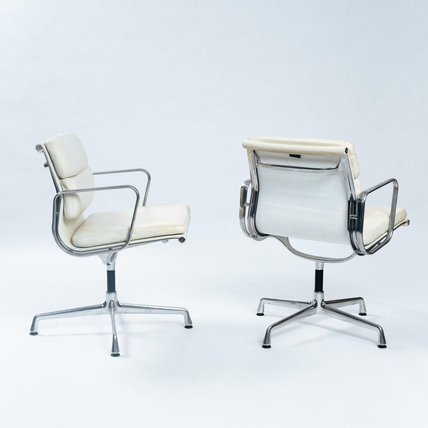 2er-Set Charles & Ray Eames Softpad-Stühle, EA208, weißes Leder, 1990er Jahre im Angebot 6
