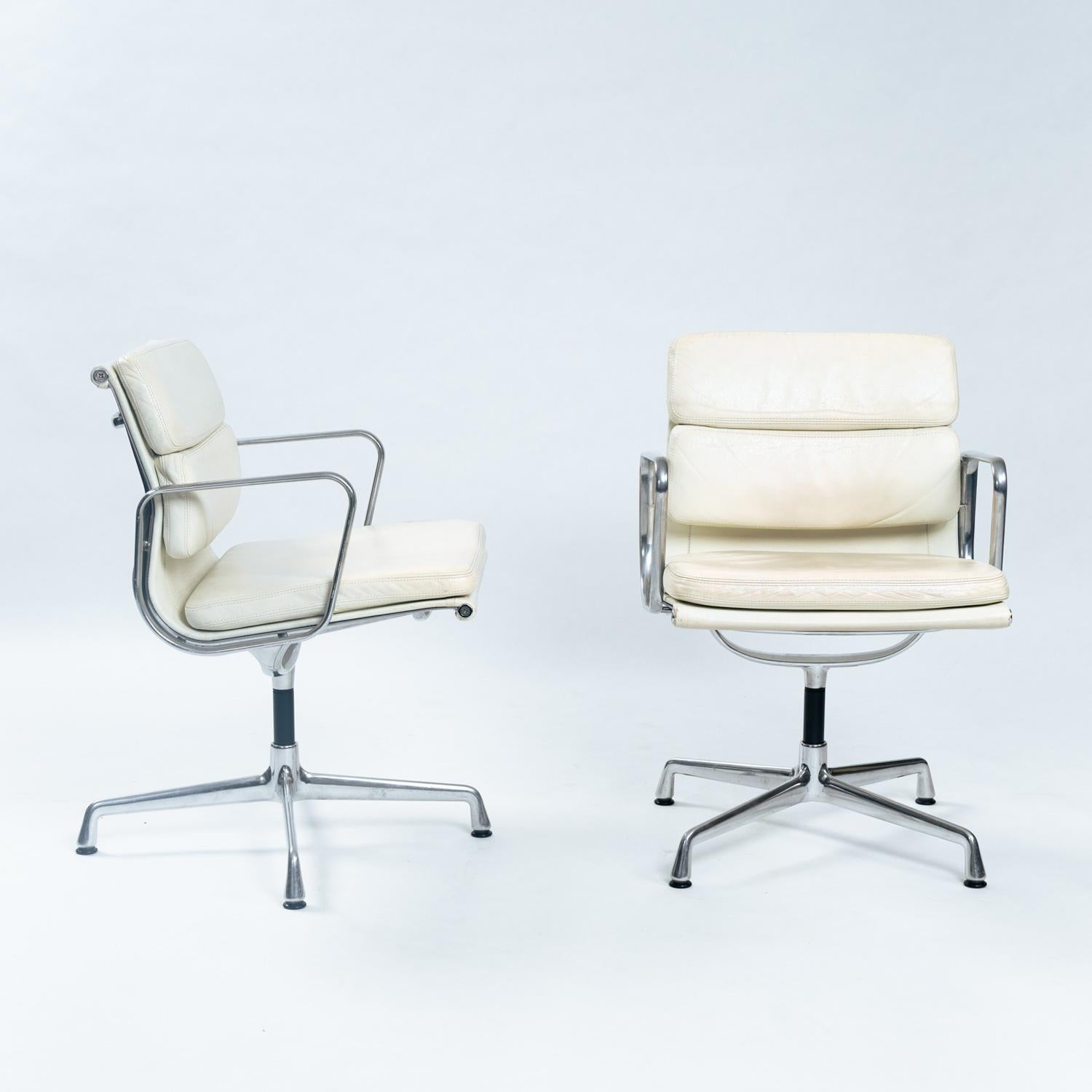 2er-Set Charles & Ray Eames Softpad-Stühle, EA208, weißes Leder, 1990er Jahre im Angebot 7