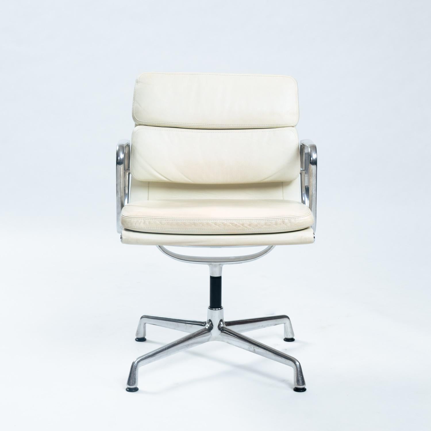 Der Vitra Soft Pad Chair EA 208 ist ein Entwurf von Charles & Ray Eames.
 Die Konstruktion und die Silhouette des Soft Pad Chair ähneln dem Design der Stühle der Aluminium Group. Der Unterschied liegt in den aufgenähten Polstern des Soft Pad Chair.