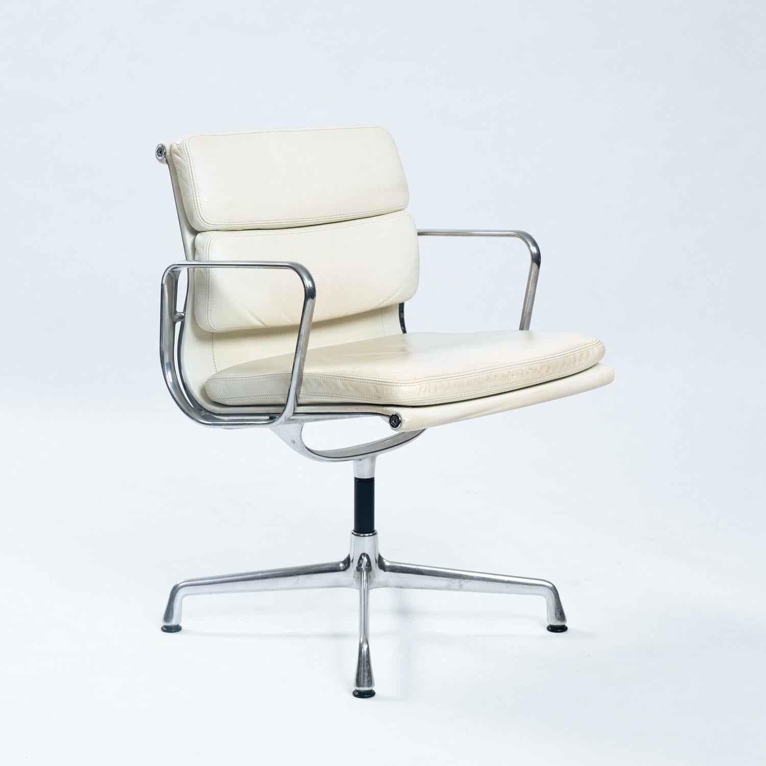 2er-Set Charles & Ray Eames Softpad-Stühle, EA208, weißes Leder, 1990er Jahre (Moderne der Mitte des Jahrhunderts) im Angebot