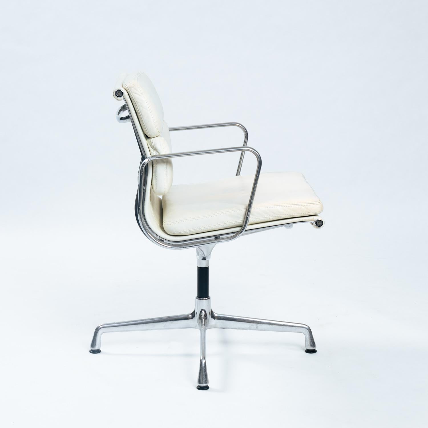 2er-Set Charles & Ray Eames Softpad-Stühle, EA208, weißes Leder, 1990er Jahre (Schweizerisch) im Angebot