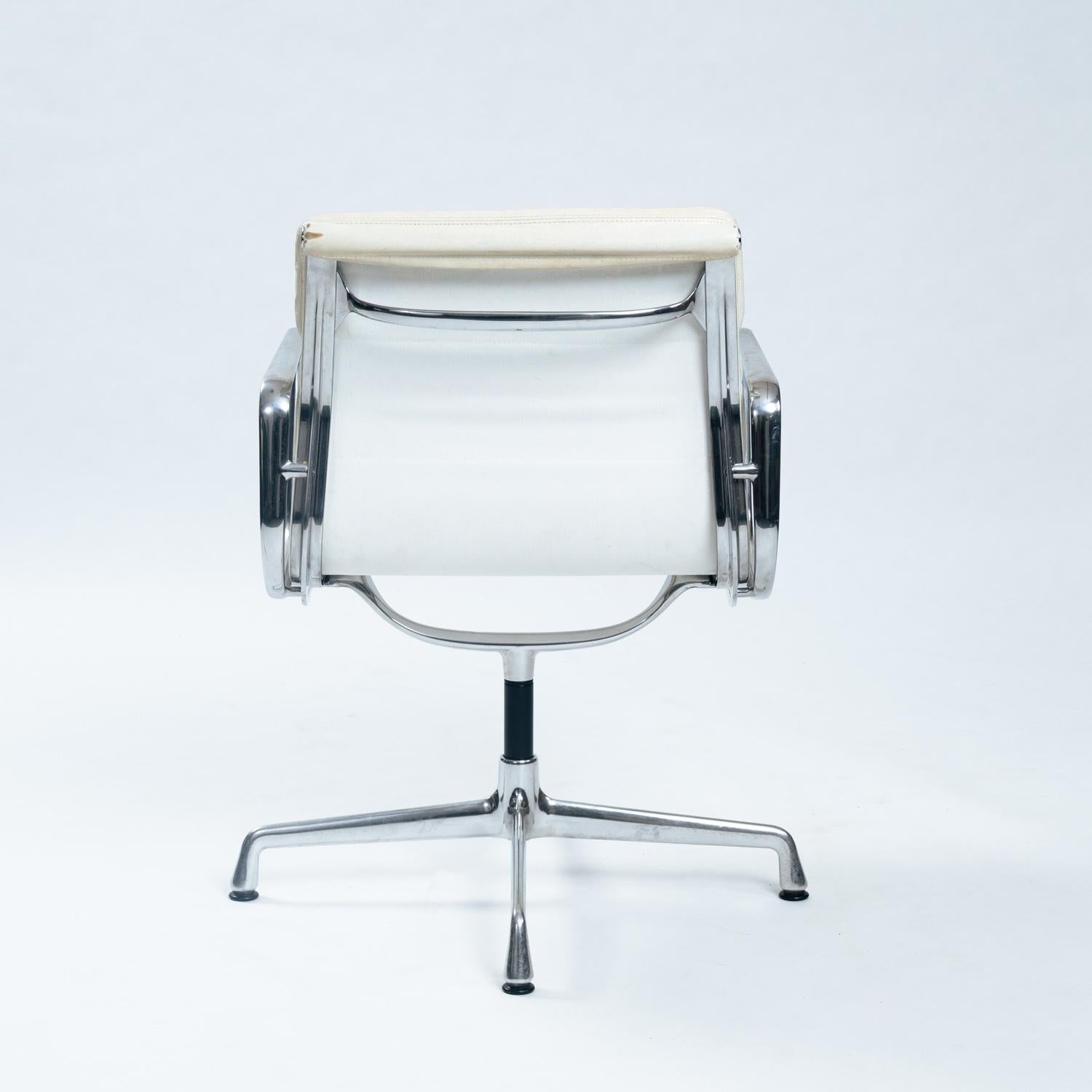 2er-Set Charles & Ray Eames Softpad-Stühle, EA208, weißes Leder, 1990er Jahre im Zustand „Gut“ im Angebot in Zevenaar, NL
