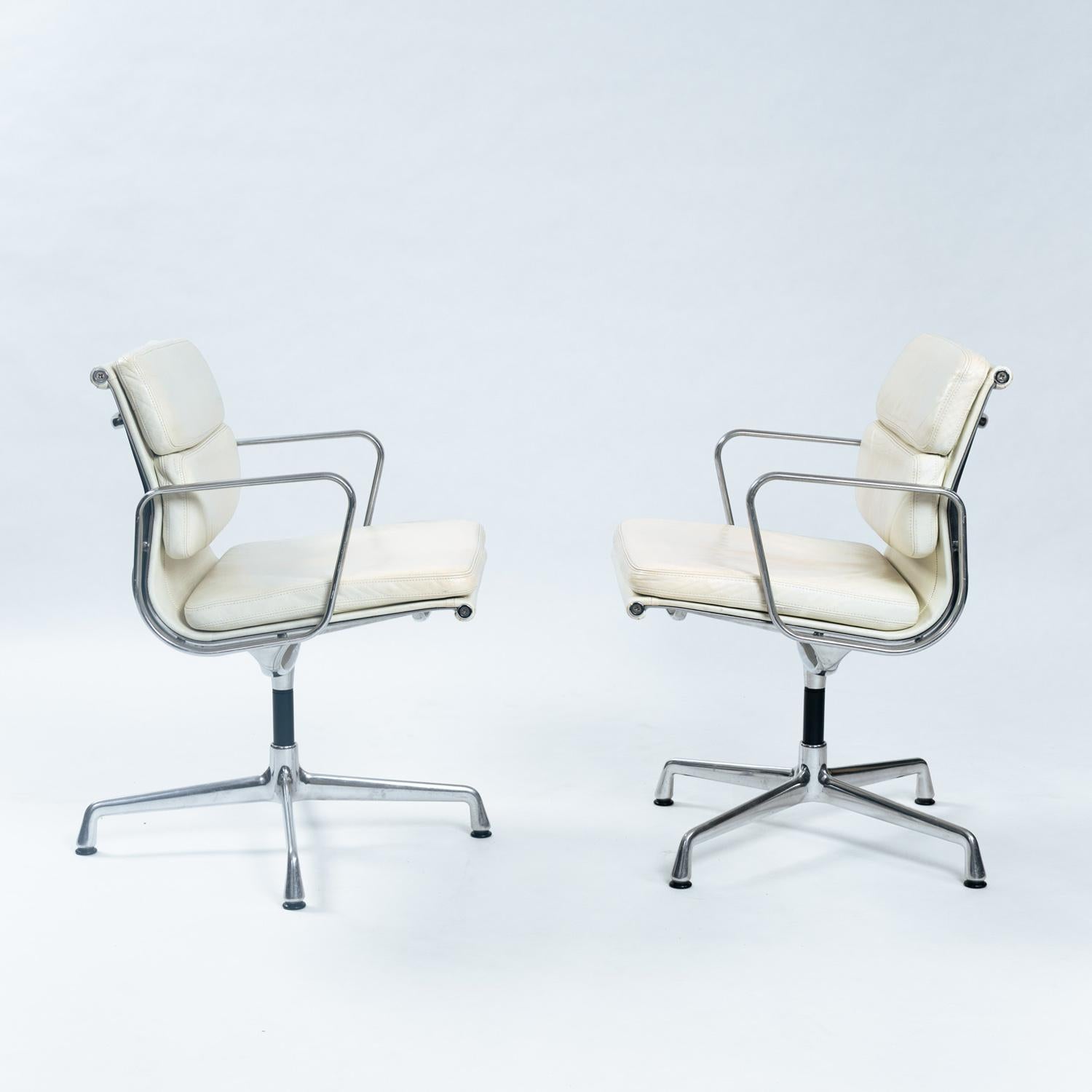 2er-Set Charles & Ray Eames Softpad-Stühle, EA208, weißes Leder, 1990er Jahre (Mitte des 20. Jahrhunderts) im Angebot