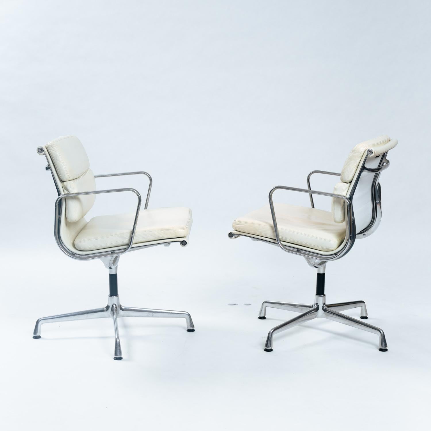 2er-Set Charles & Ray Eames Softpad-Stühle, EA208, weißes Leder, 1990er Jahre im Angebot 1