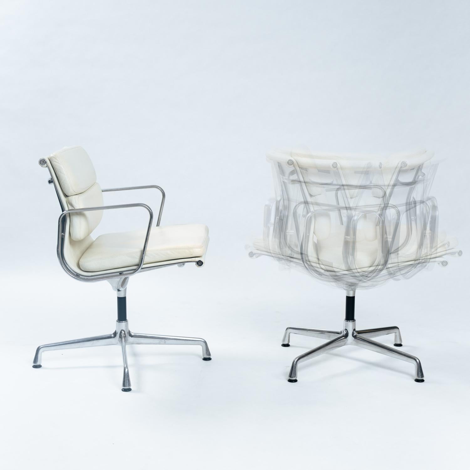 2er-Set Charles & Ray Eames Softpad-Stühle, EA208, weißes Leder, 1990er Jahre im Angebot 2