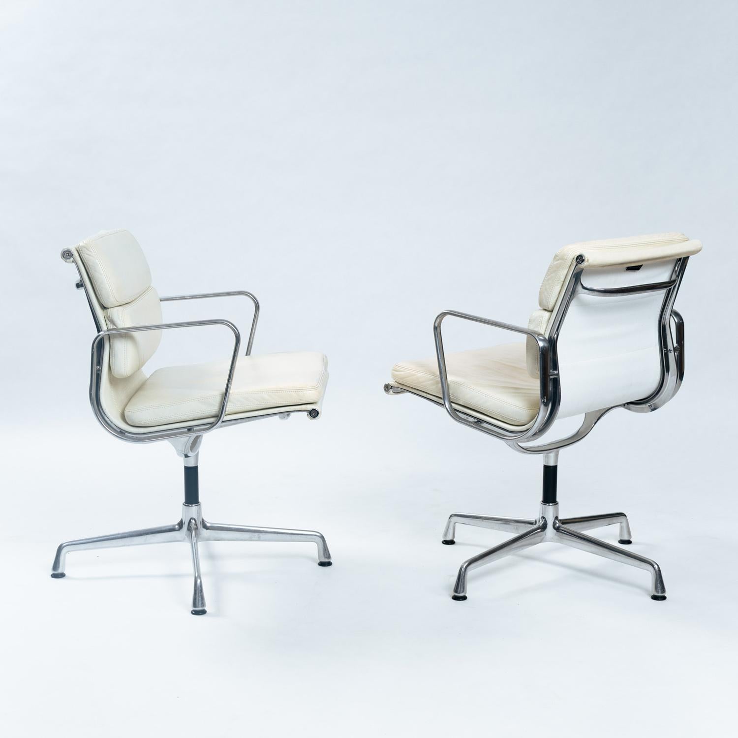 2er-Set Charles & Ray Eames Softpad-Stühle, EA208, weißes Leder, 1990er Jahre im Angebot 3