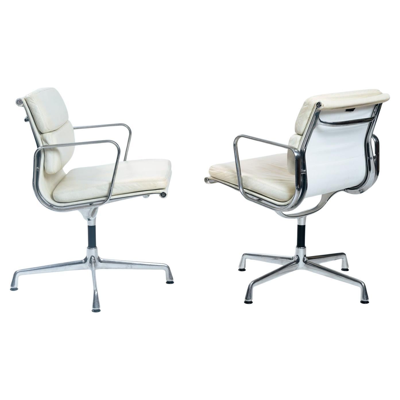 2er-Set Charles & Ray Eames Softpad-Stühle, EA208, weißes Leder, 1990er Jahre im Angebot