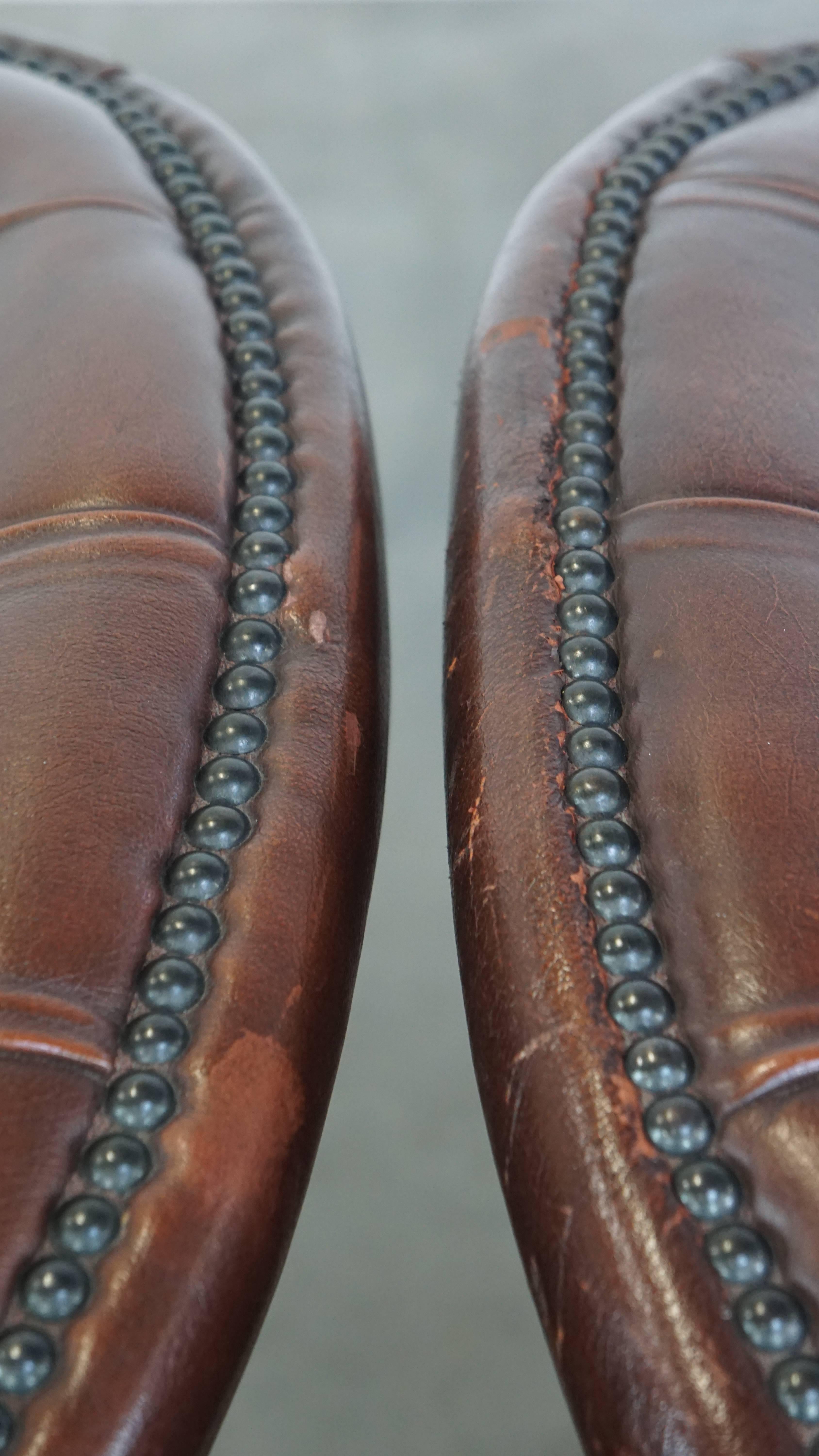Ensemble de 2 charmants fauteuils anglais chesterfield en cuir de vache avec pieds élégants en vente 2