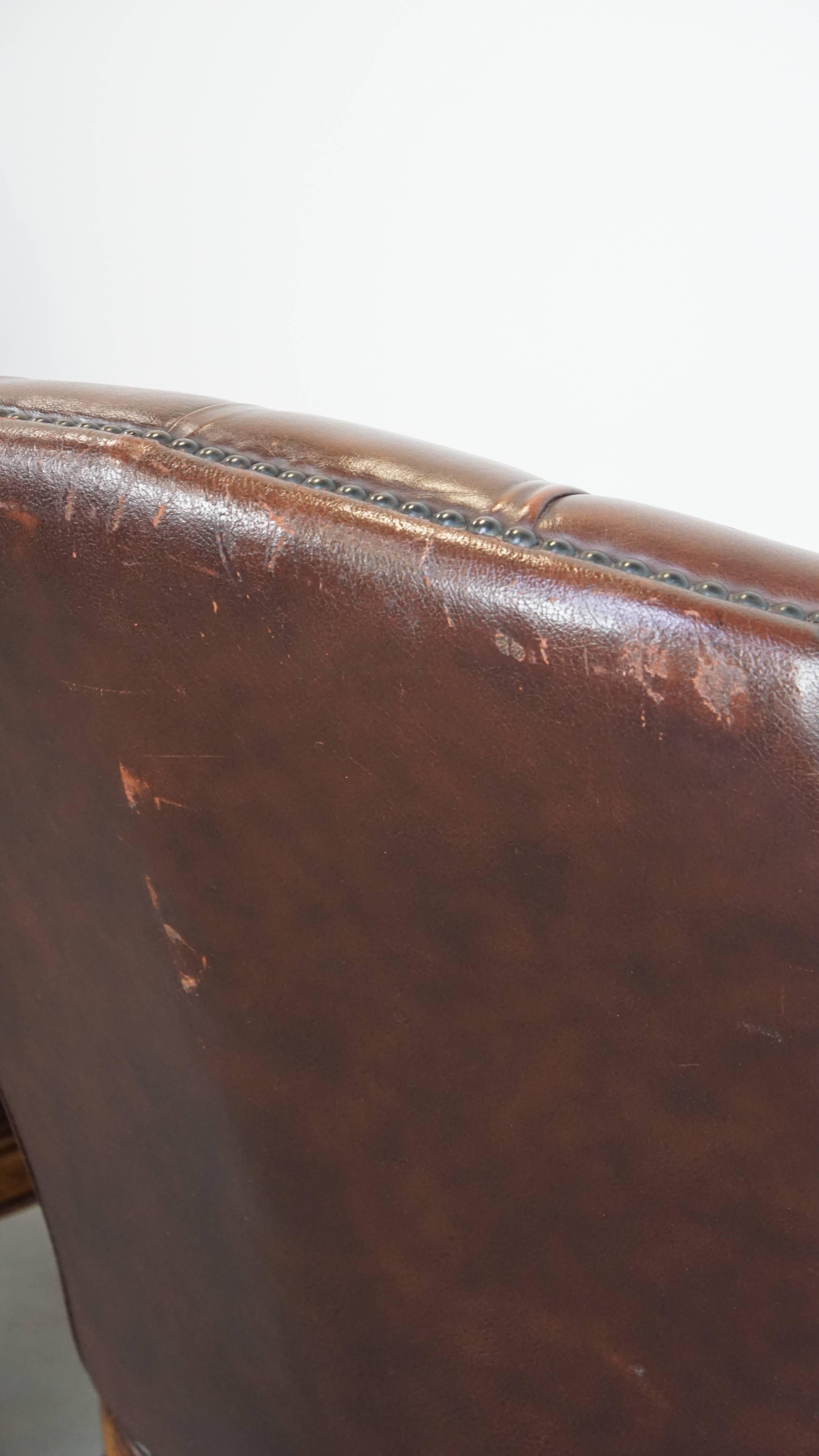 Ensemble de 2 charmants fauteuils anglais chesterfield en cuir de vache avec pieds élégants en vente 3