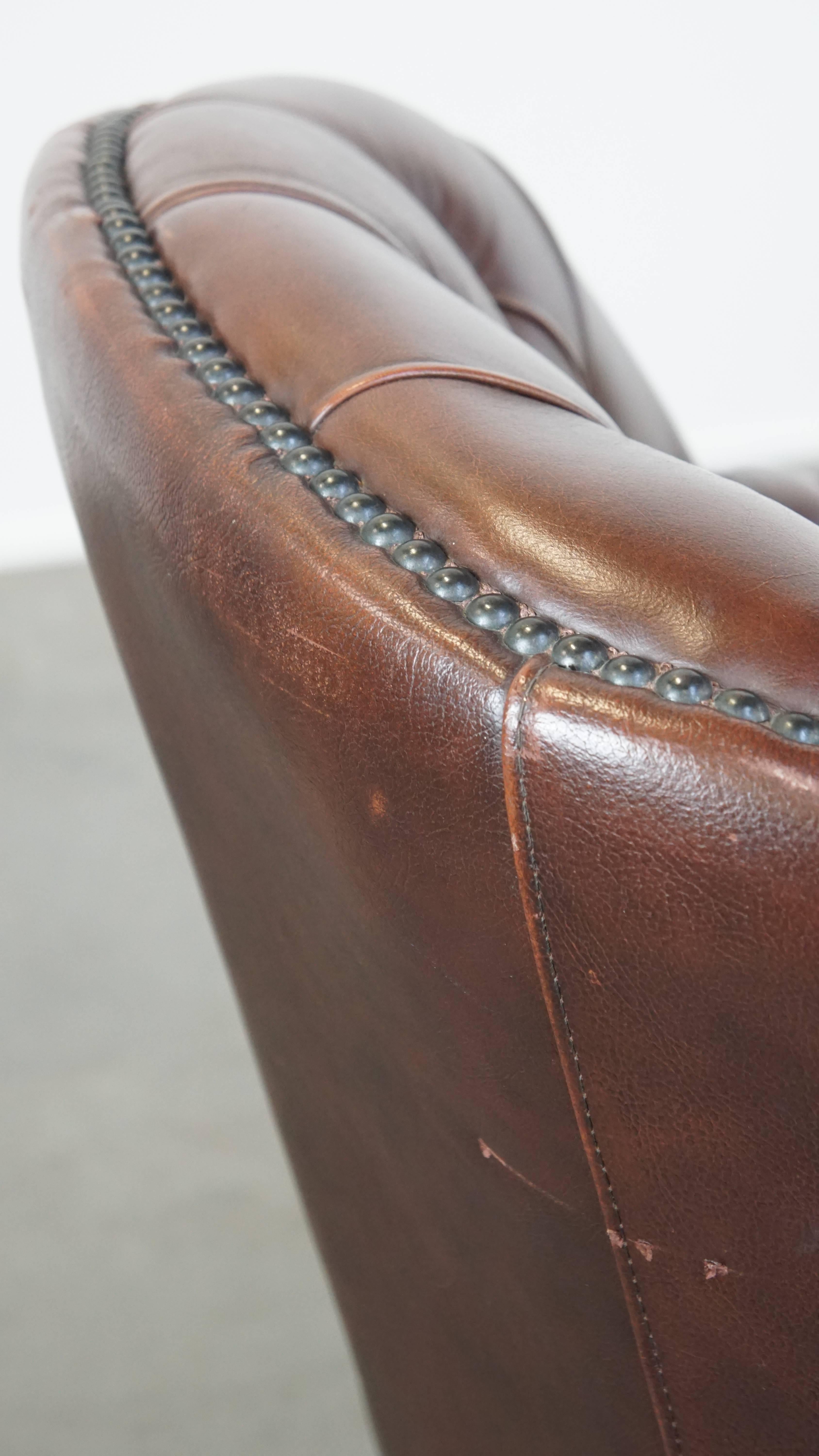 Ensemble de 2 charmants fauteuils anglais chesterfield en cuir de vache avec pieds élégants en vente 4