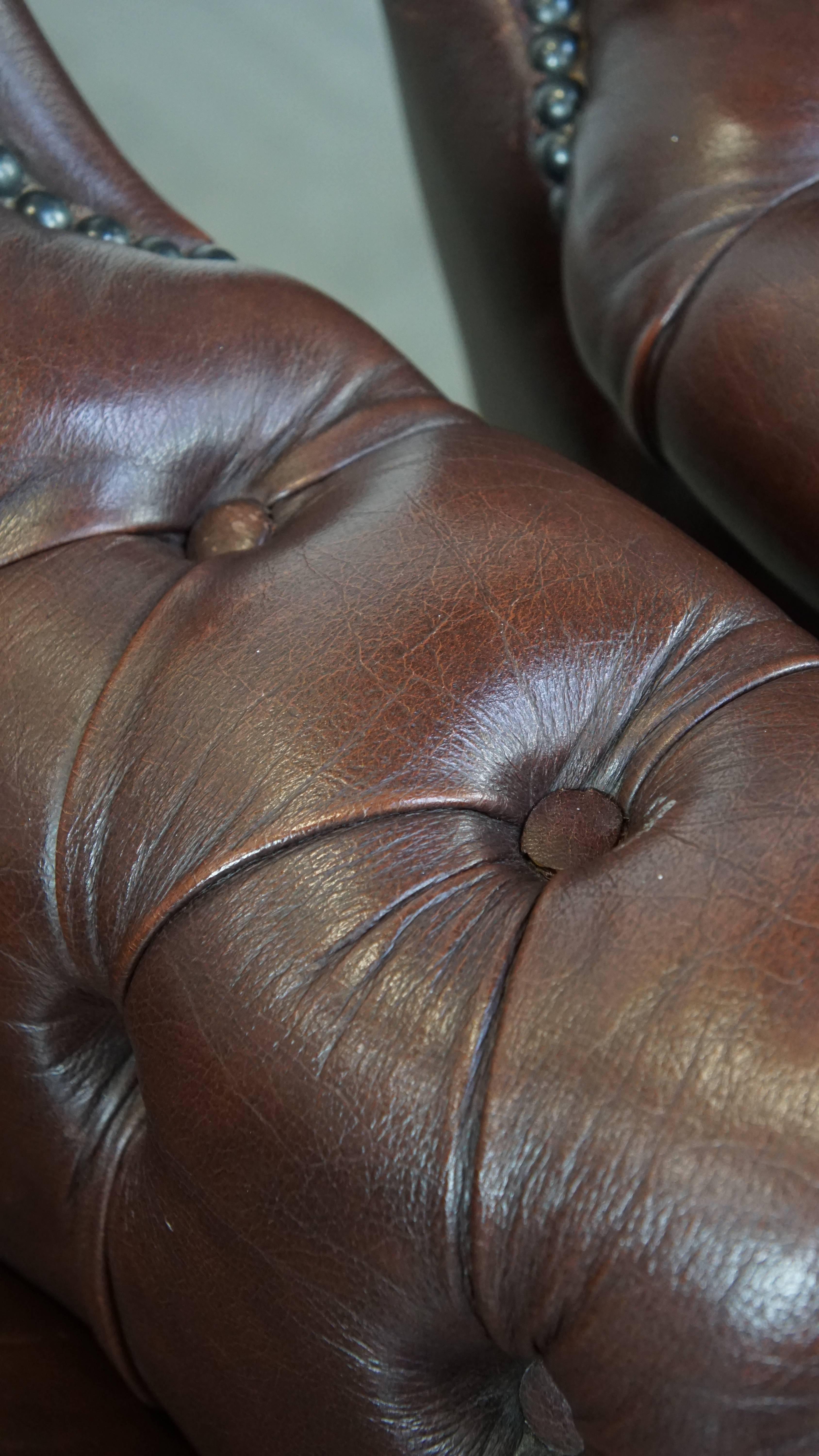 Ensemble de 2 charmants fauteuils anglais chesterfield en cuir de vache avec pieds élégants en vente 5